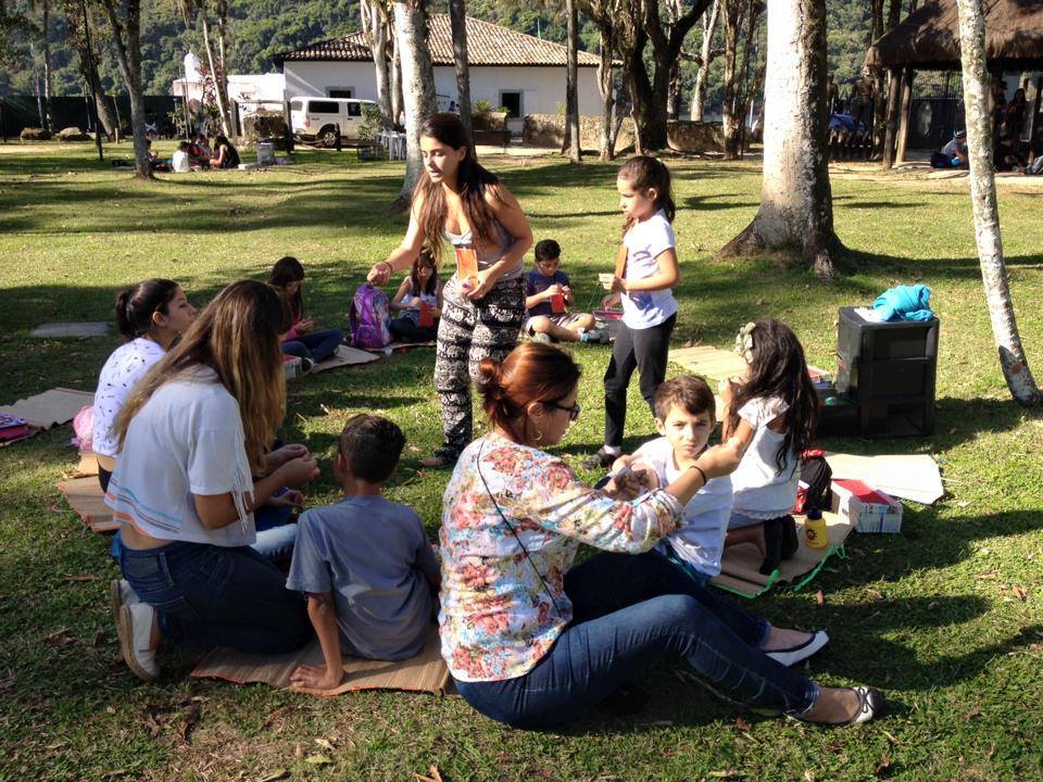 Crianças aprendem brincando com curso de férias