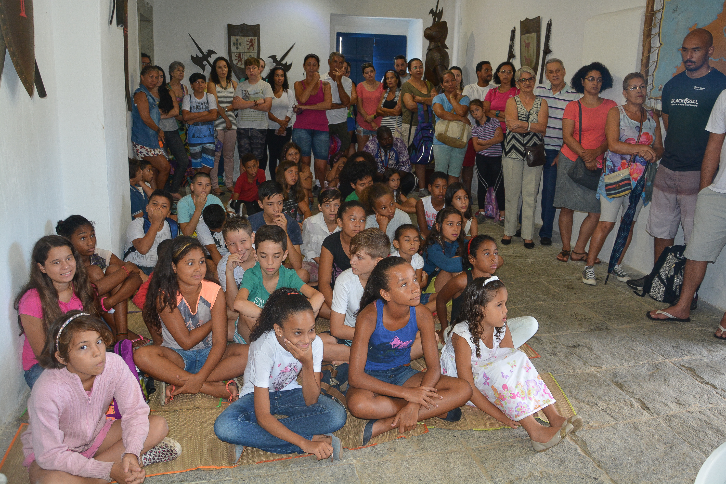 Primeira turma do curso de férias recebe certificados.