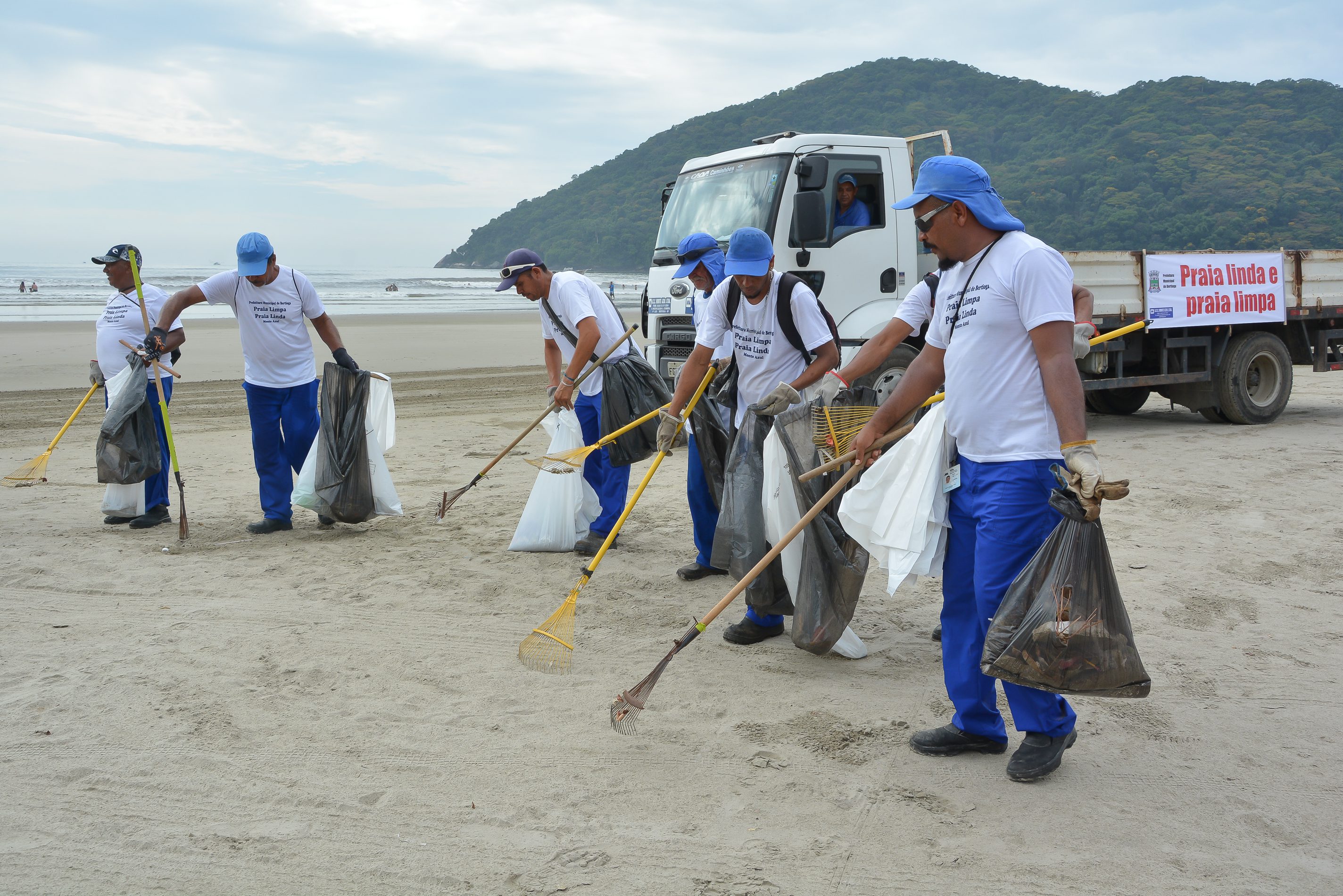 Bertioga inicia mutirão de limpeza nas praias