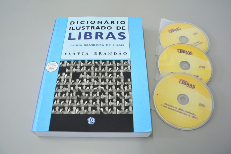 Bertioga é a primeira cidade a ganhar o Dicionário Ilustrado de Libras