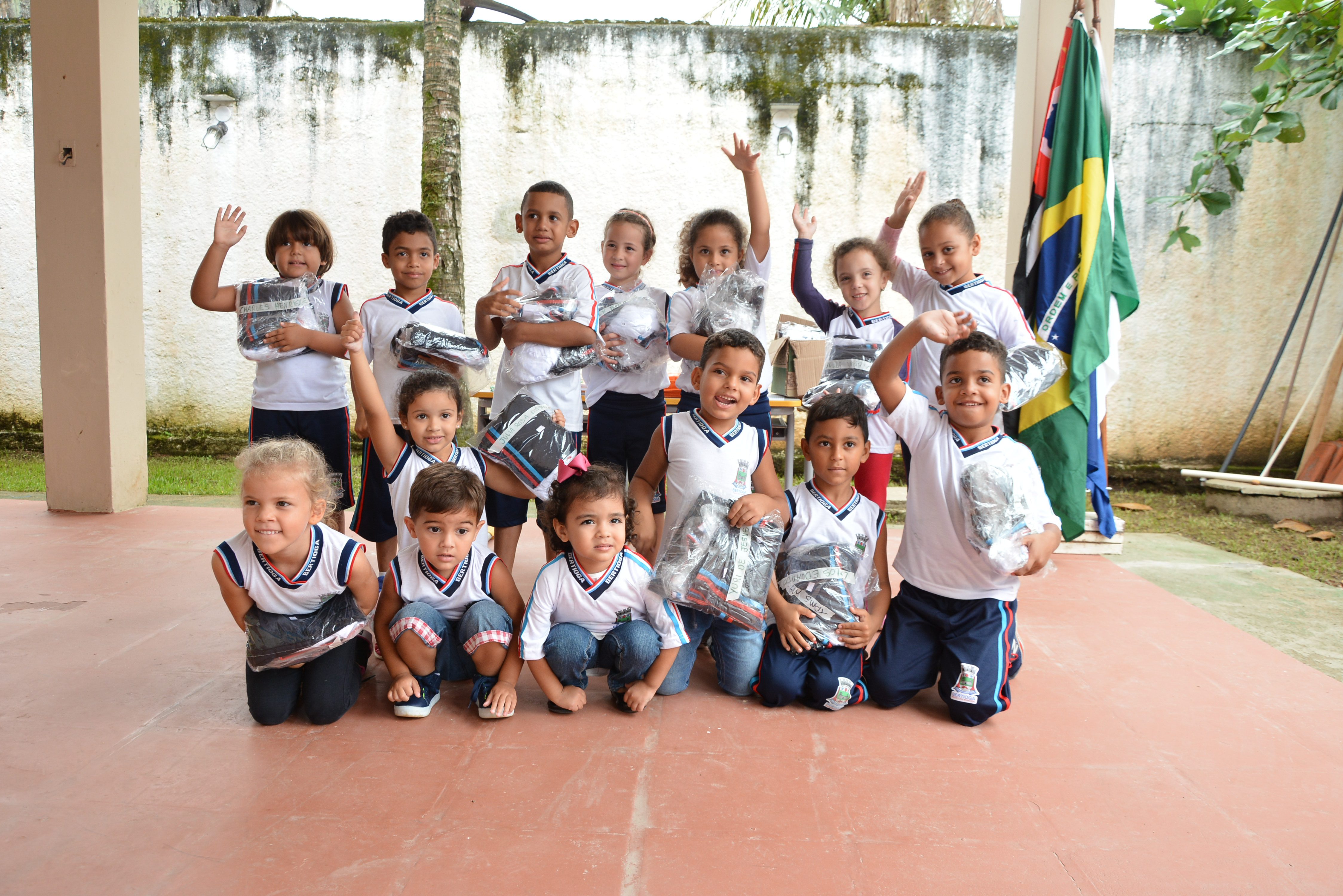 Prefeitura atende 8.600 alunos do Município com uniforme escolar