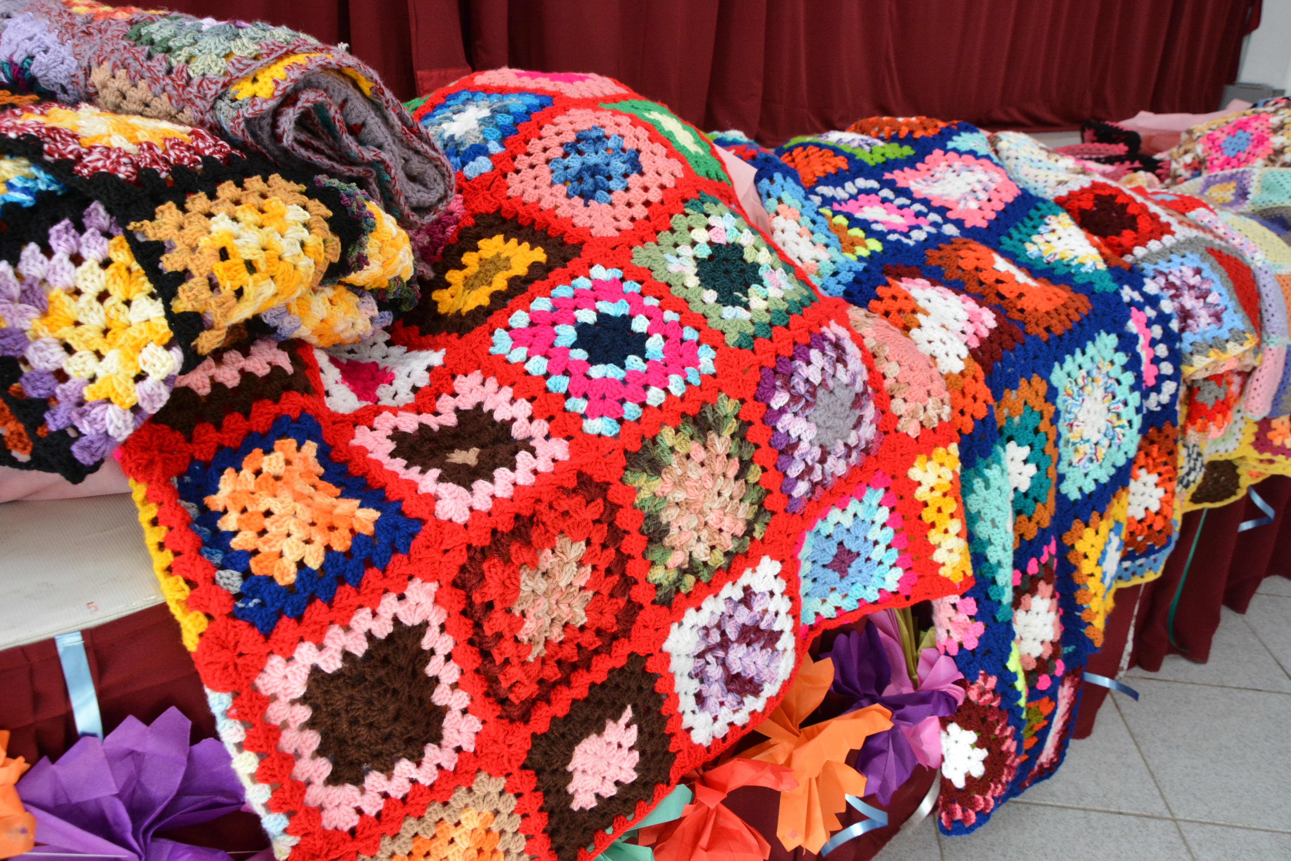 Projeto entrega 24 mantas de lã para Fundo Social