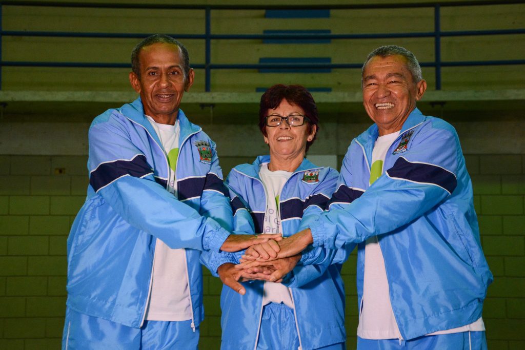 Fundo Social entrega uniformes aos atletas que participarão dos Jogos Regionais dos Idosos