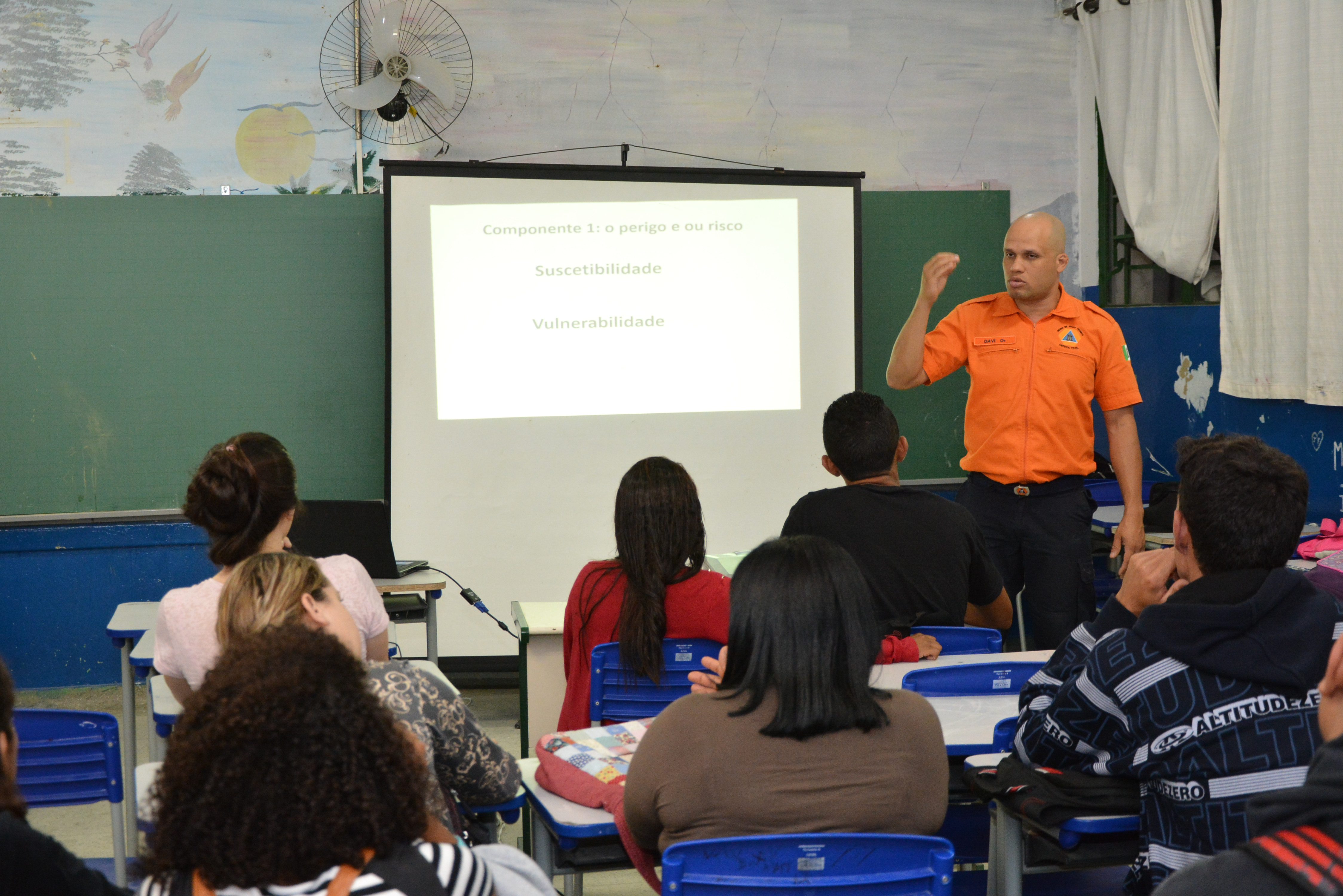 Palestra da Defesa Civil alerta sobre riscos e prevenção de acidentes