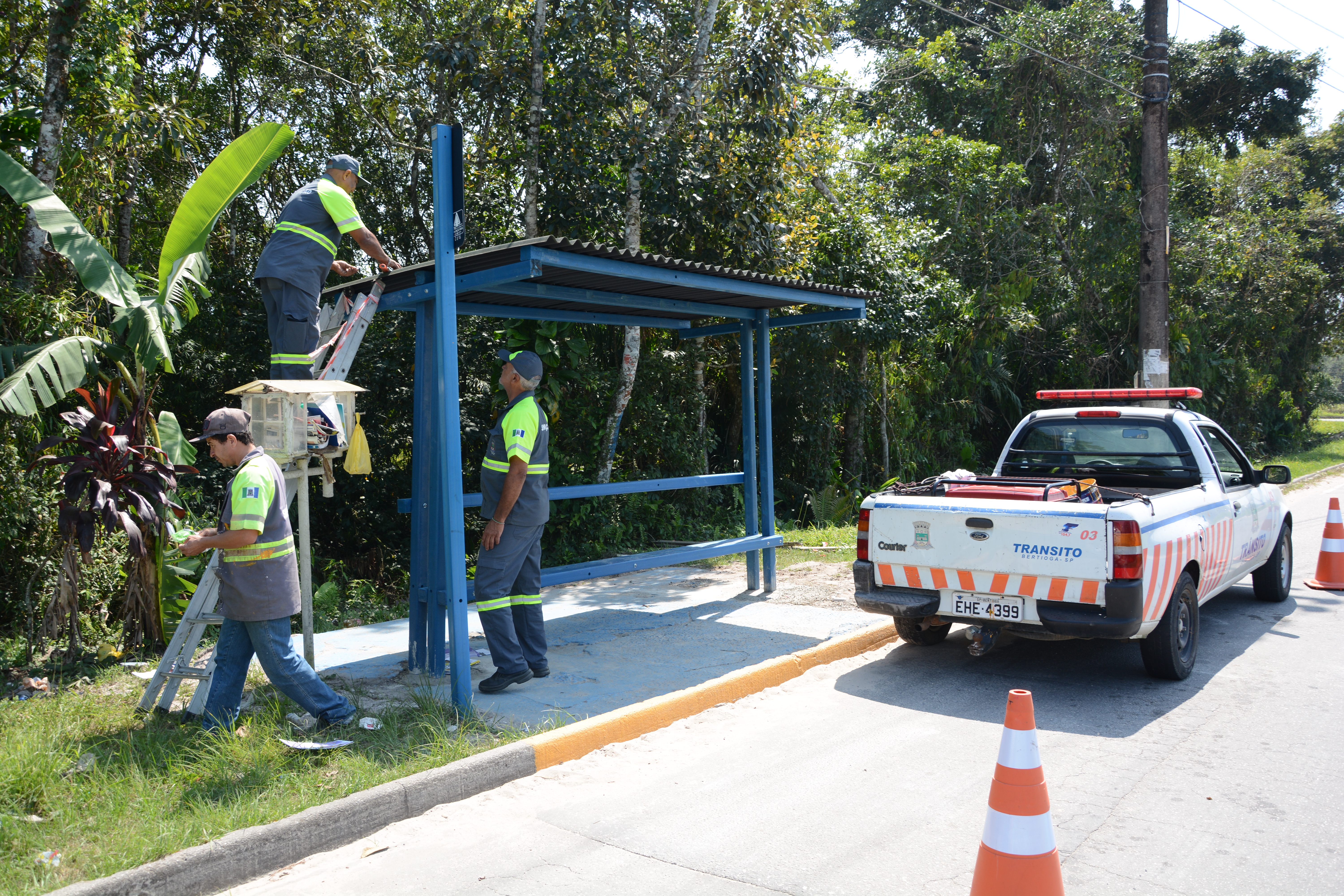 Prefeitura instala três novos pontos de ônibus em Guaratuba