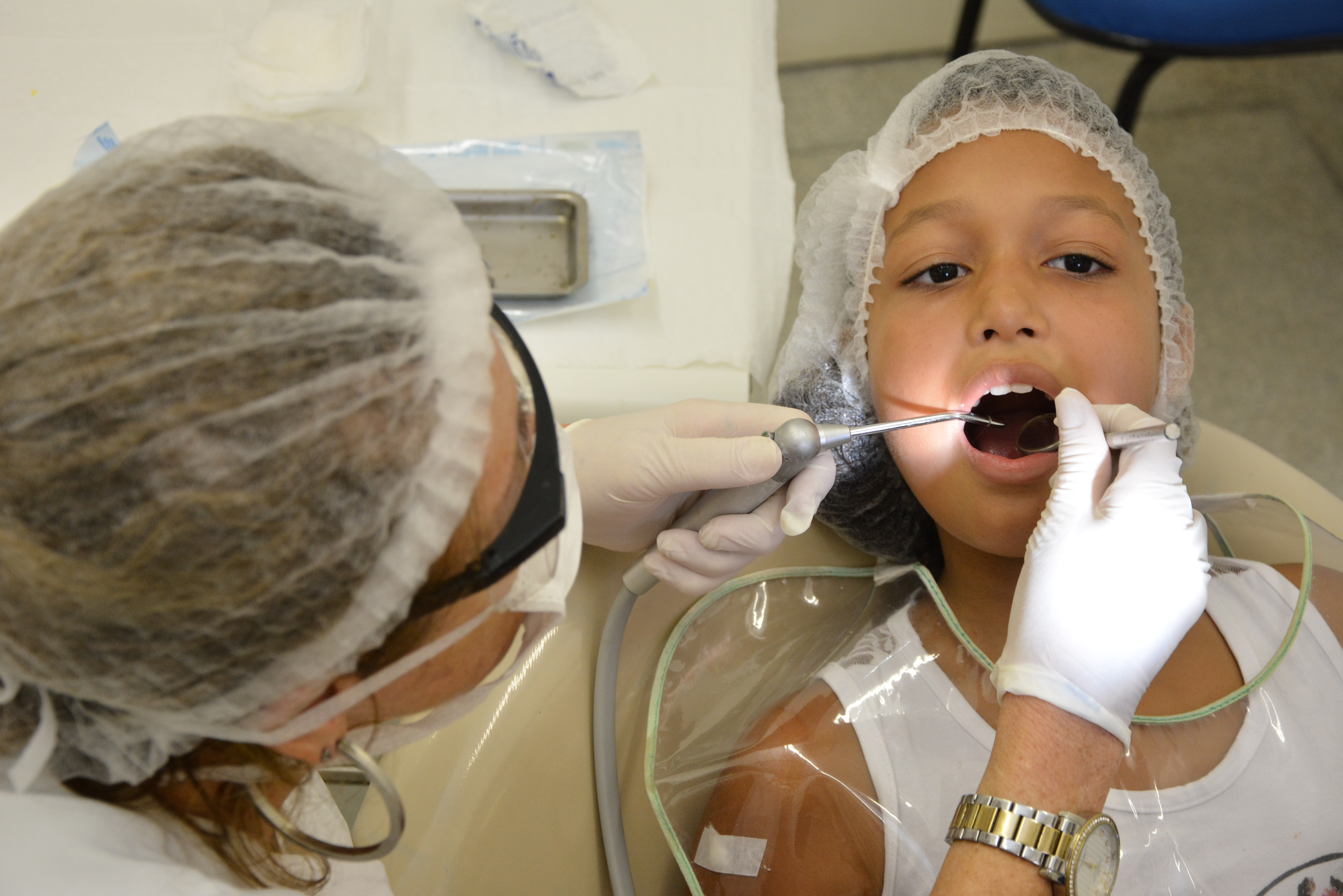 Prefeitura leva dentistas para atender alunos da APAE