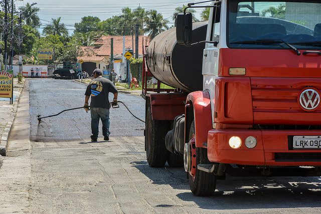 Rua João Ramalho recebe manutenção no Jardim Rio da Praia