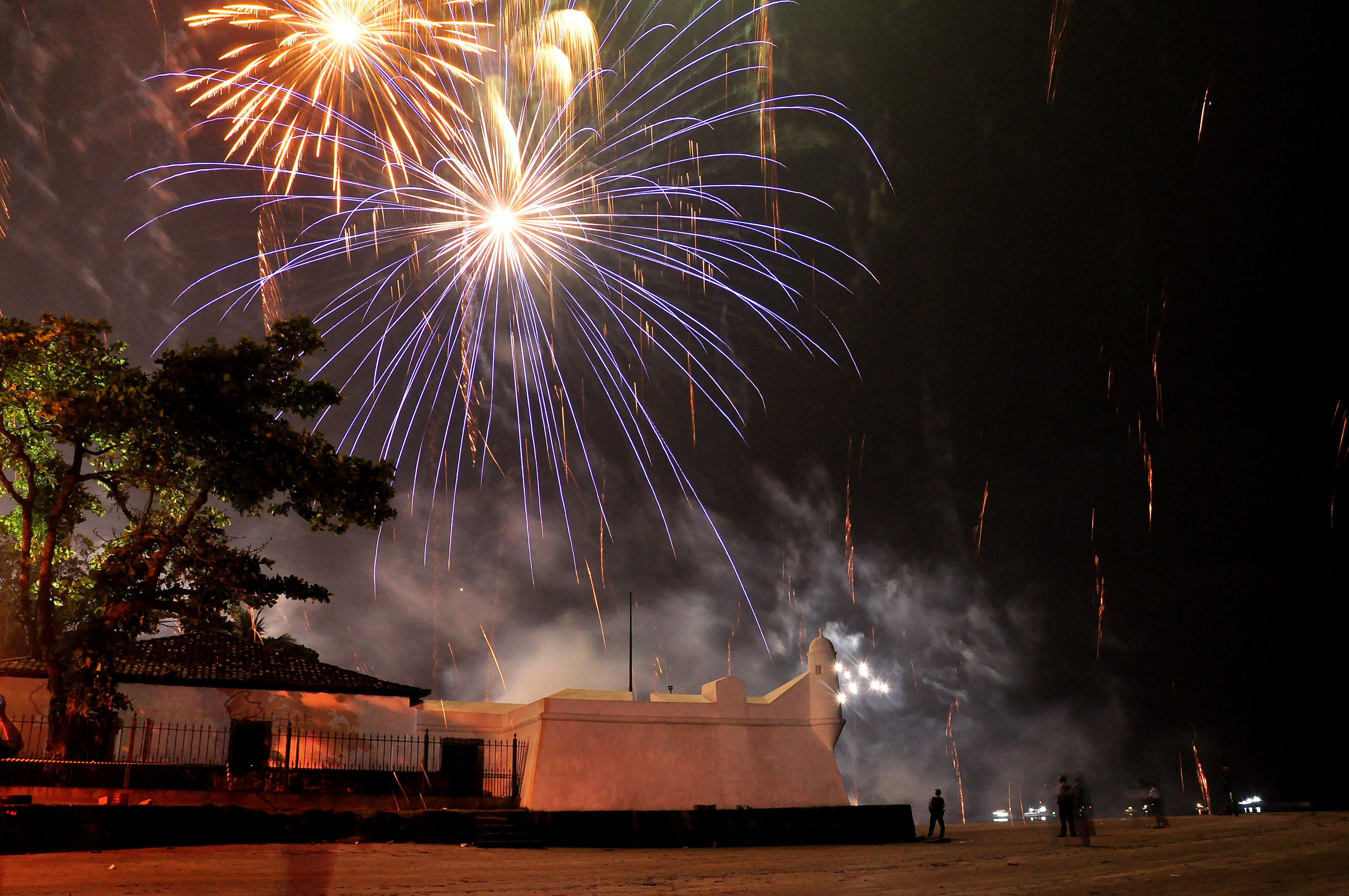 Réveillon tem show e queima de fogos