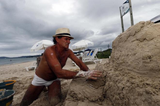 Bertioga tem curso de escultura na areia da Enseada no fim de semana