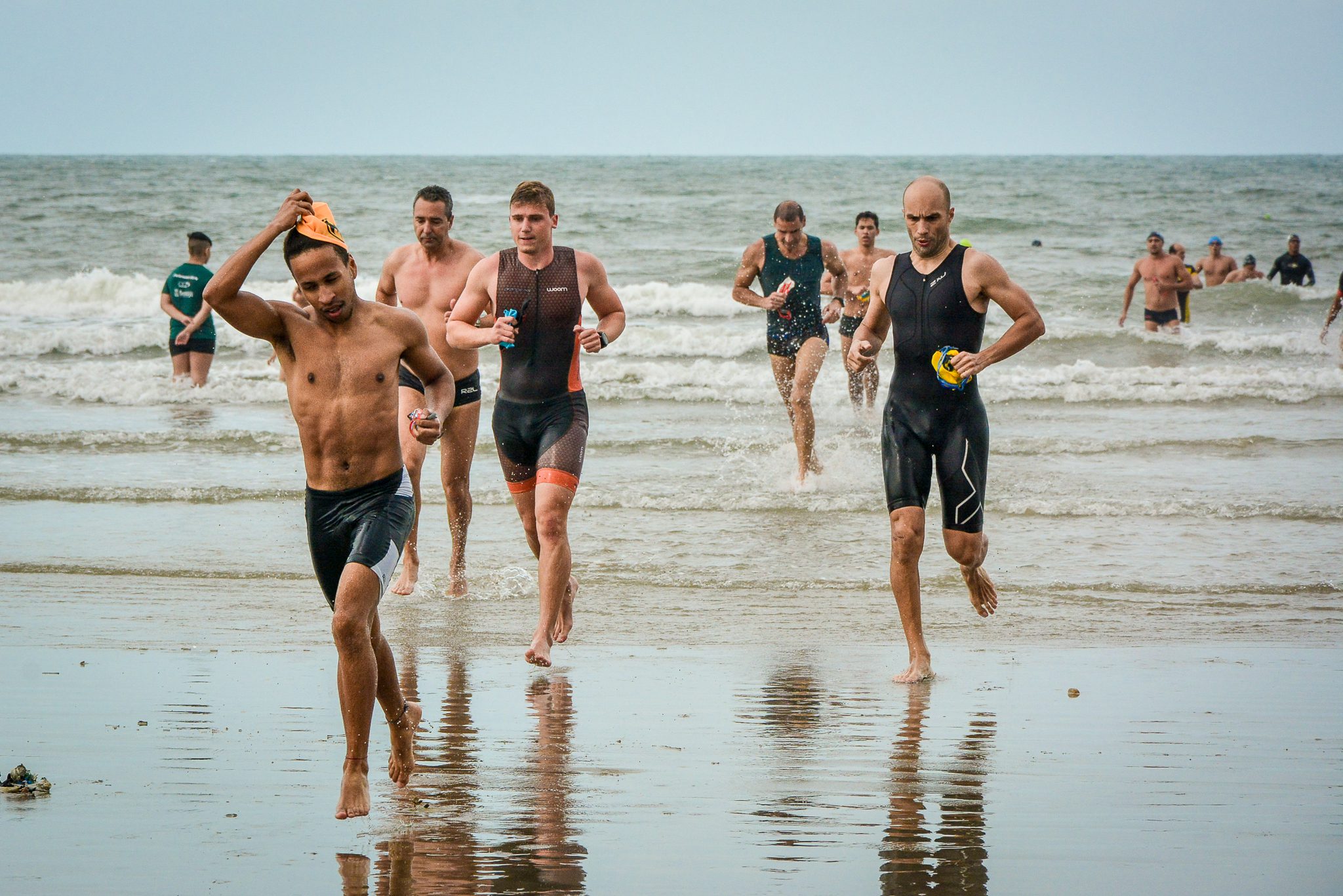 Praia da Enseada recebe provas Crono Series de travessia e triathlon