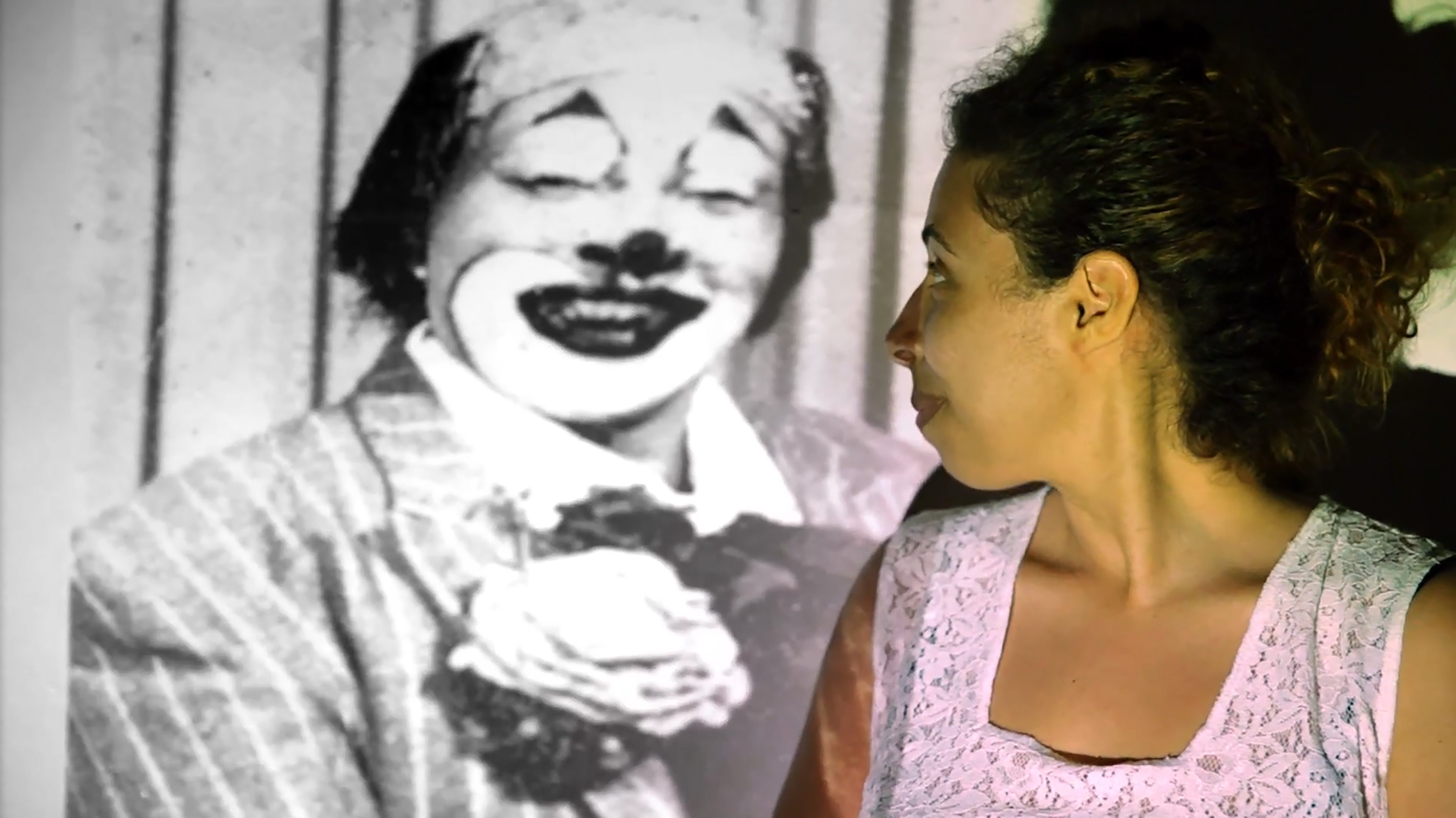 Bertioga tem exibição de filme ao ar livre e bate-papo com diretoras sobre primeira palhaça negra do Brasil