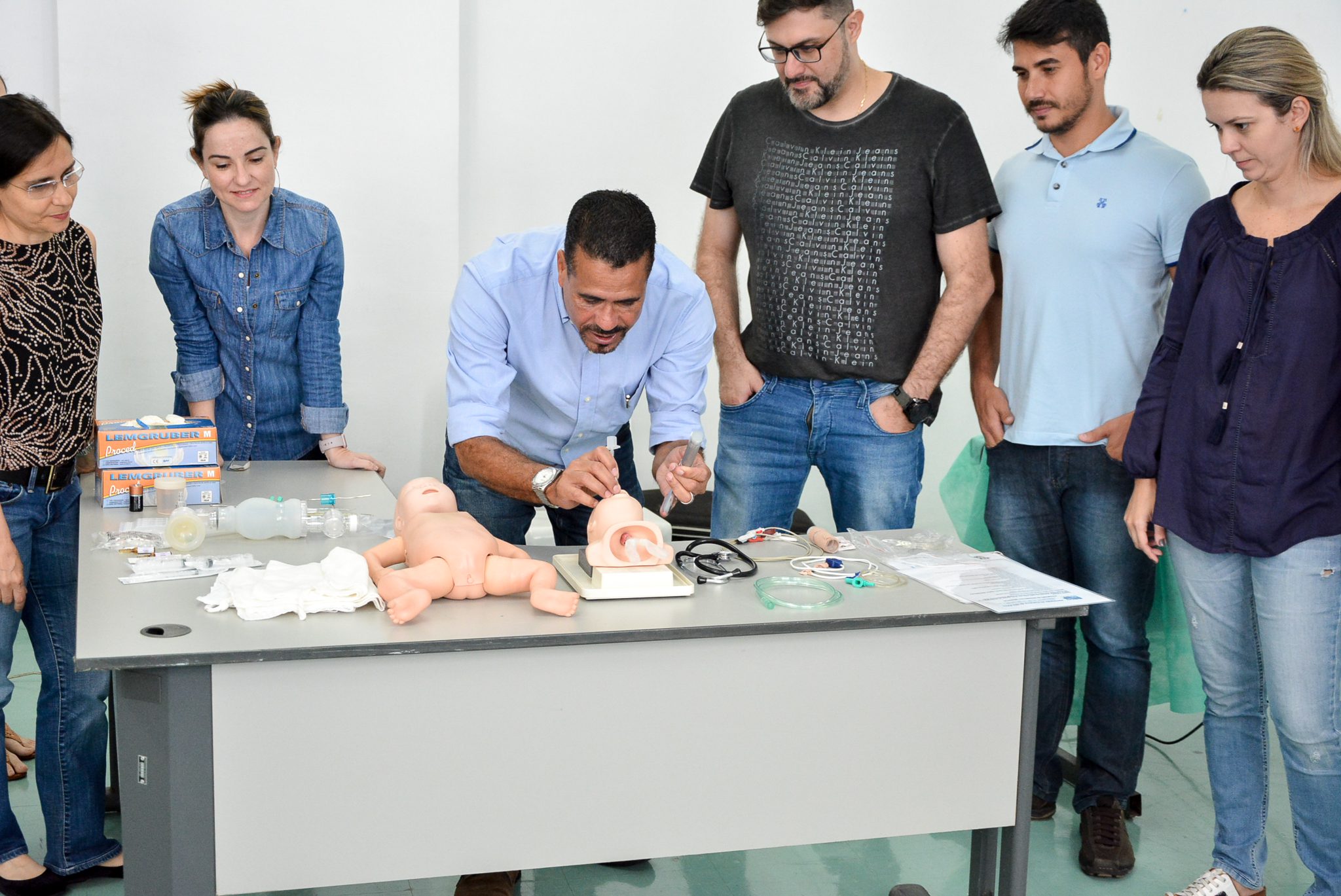 Profissionais da saúde participam de curso de reanimação neonatal