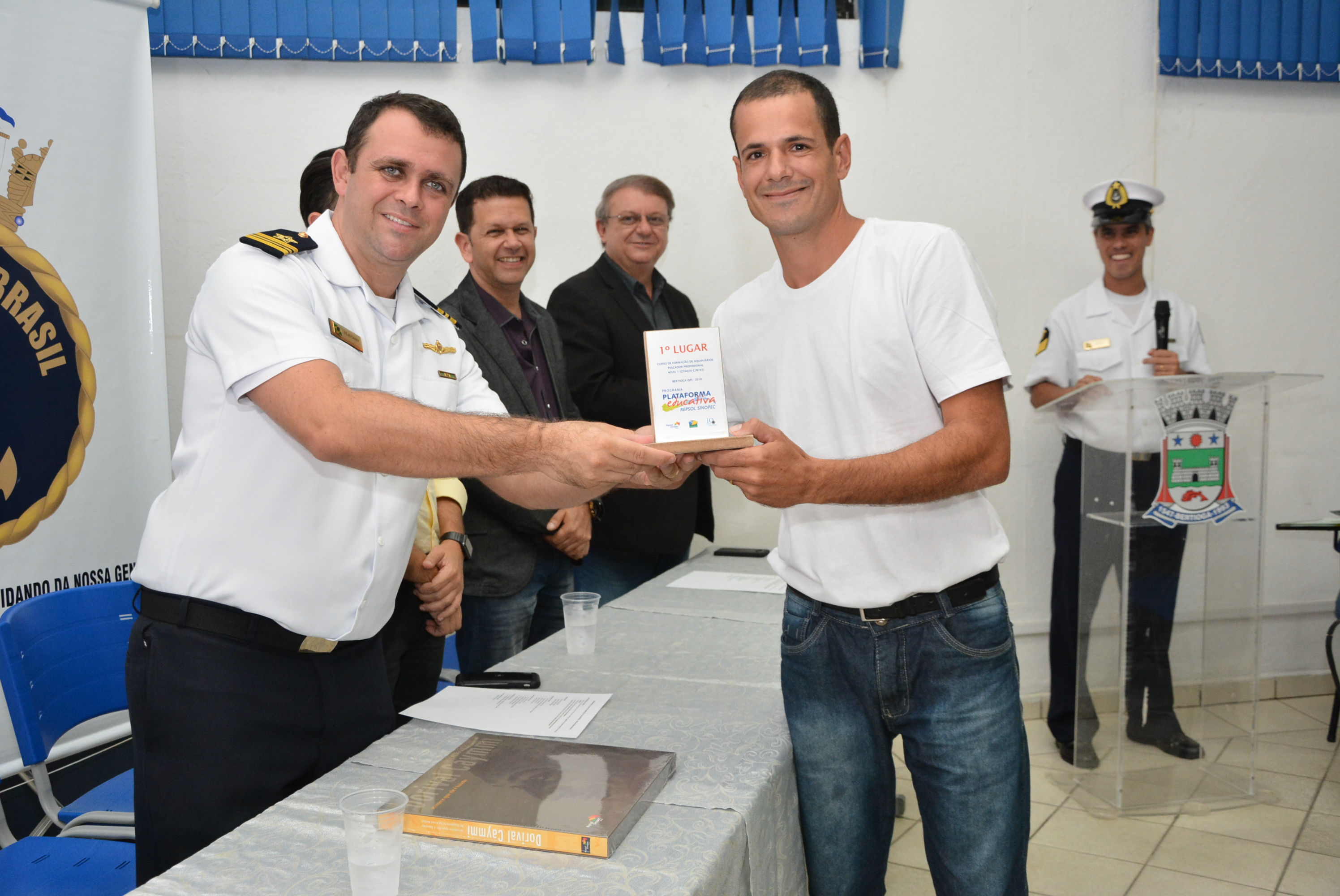 Pescadores de Bertioga recebem certificado e carteira de registro para exercer profissão