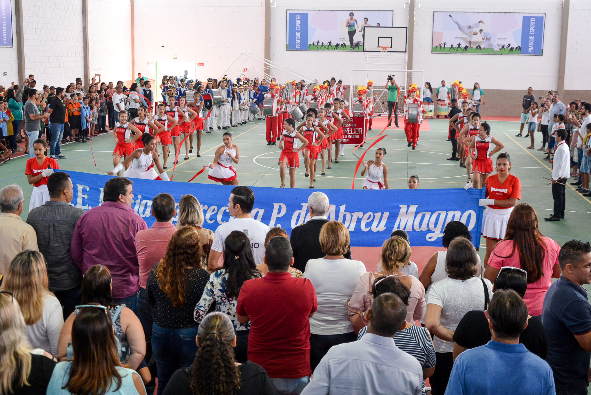 Apresentação de fanfarras anima inauguração da quadra poliesportiva da EM José de Oliveira