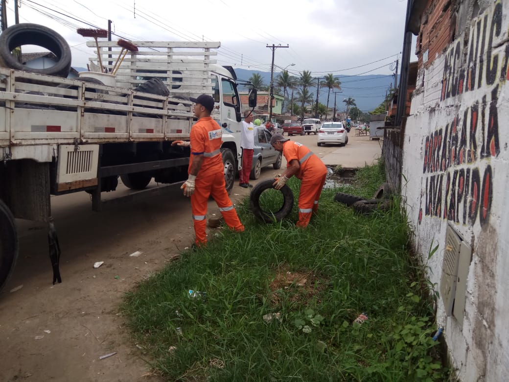 Agentes de Saúde conscientizam e recolhem pneus pela Cidade