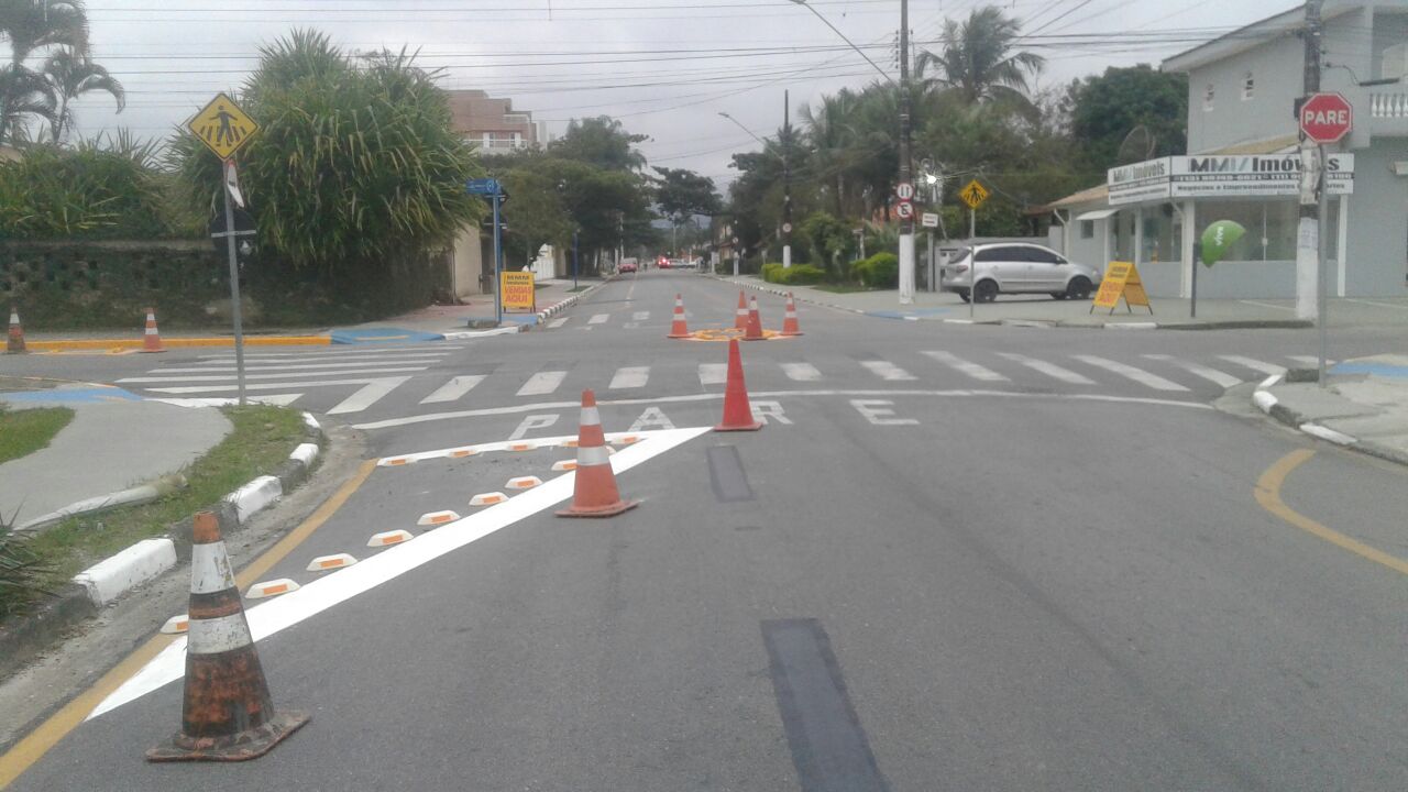Prefeitura implanta mini rotatória no cruzamento da João Ramalho com Hugo Santos Silva