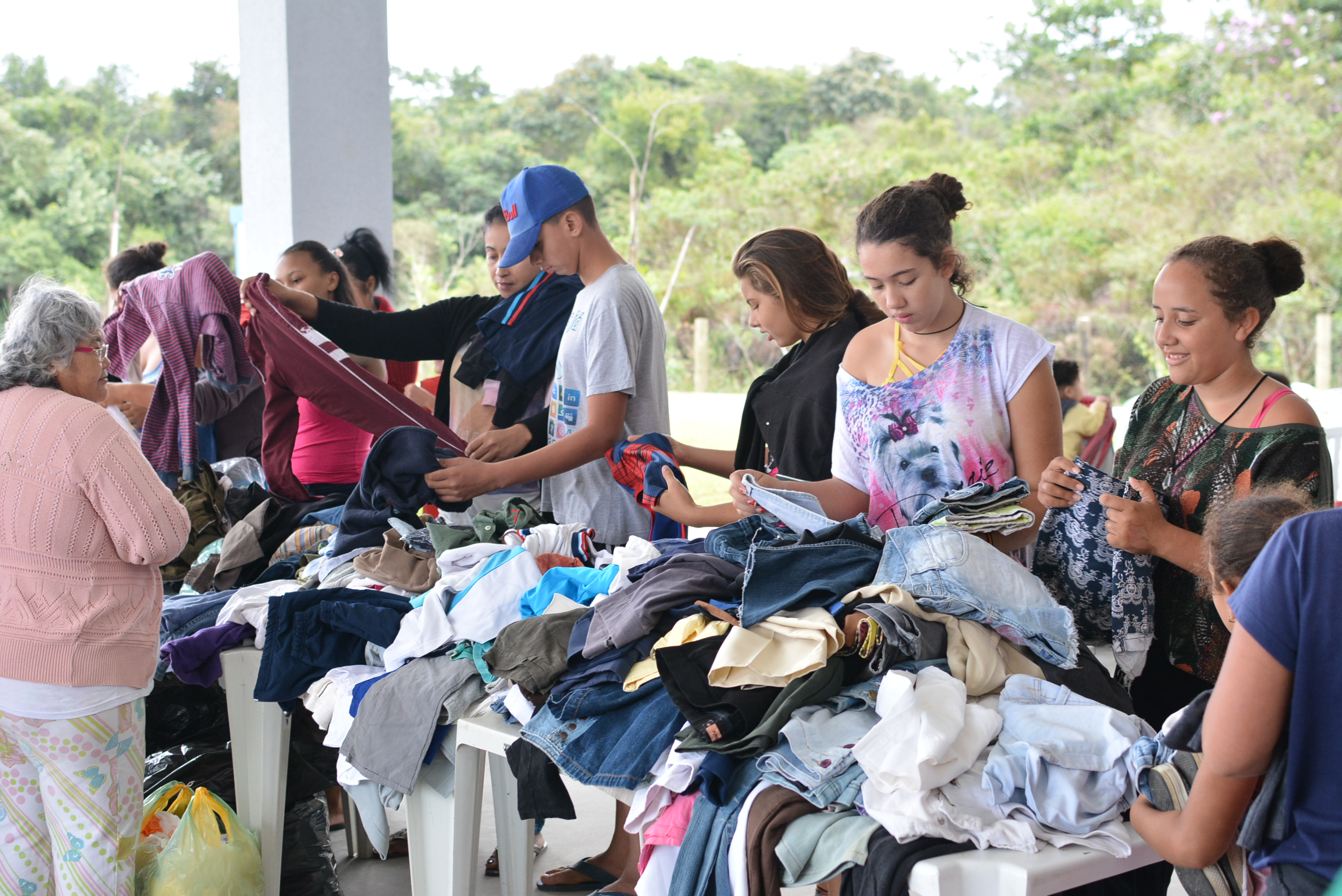 Campanha do Agasalho: Fundo Social de Solidariedade de Bertioga distribui milhares de peças pelos bairros