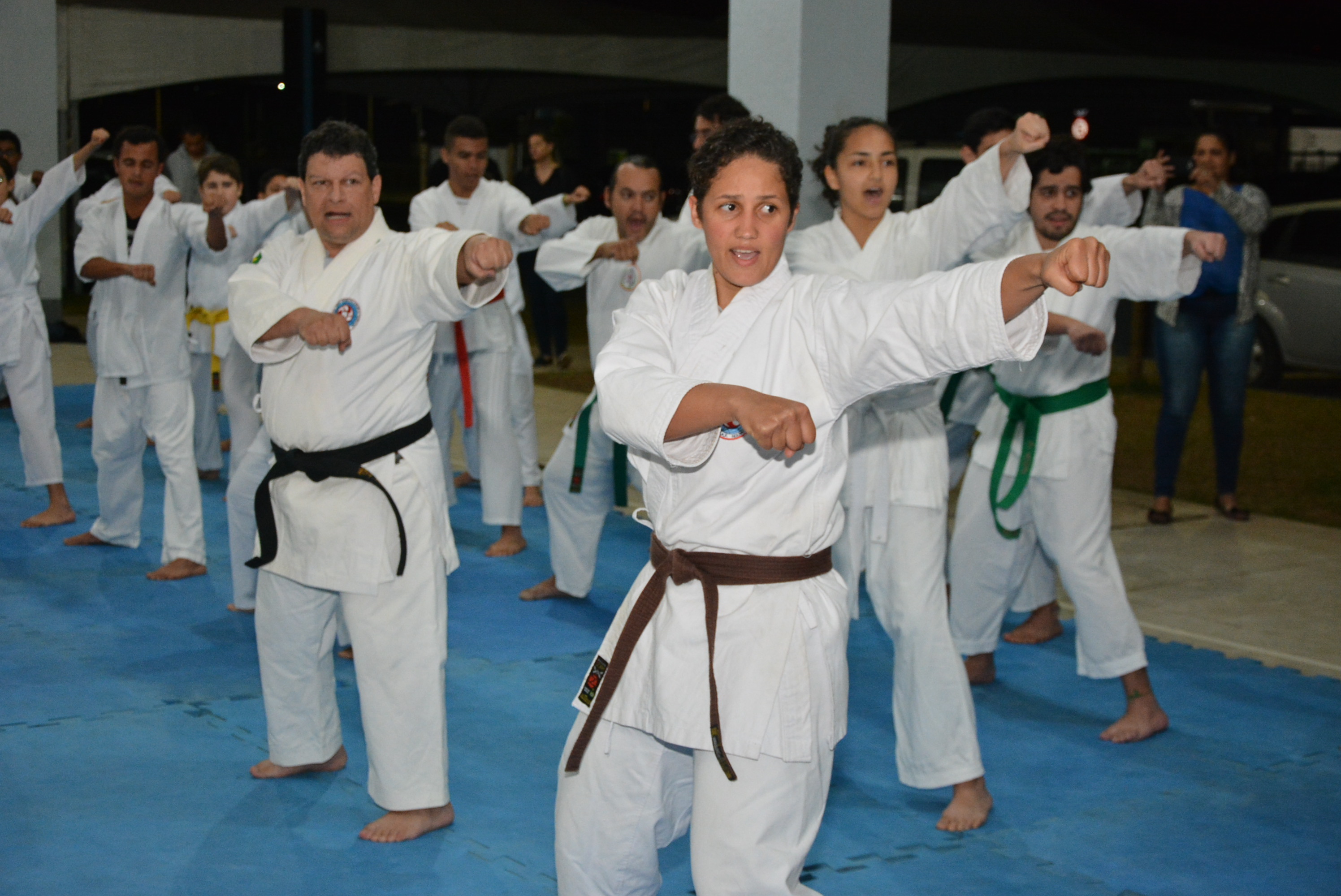 Alunos do Projeto Karate Shorin Ryu trocam de faixa