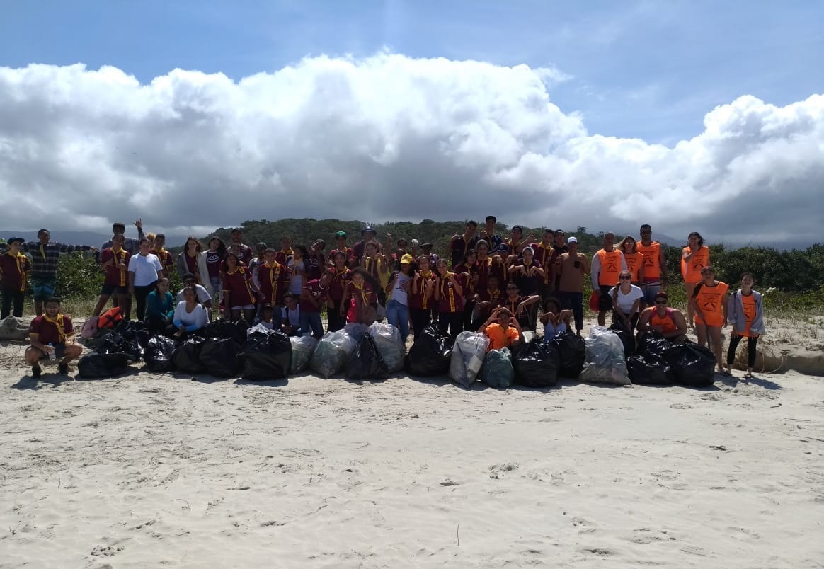 Voluntários coletam mais de 700 quilos de lixo em dia de limpeza de rios e praias