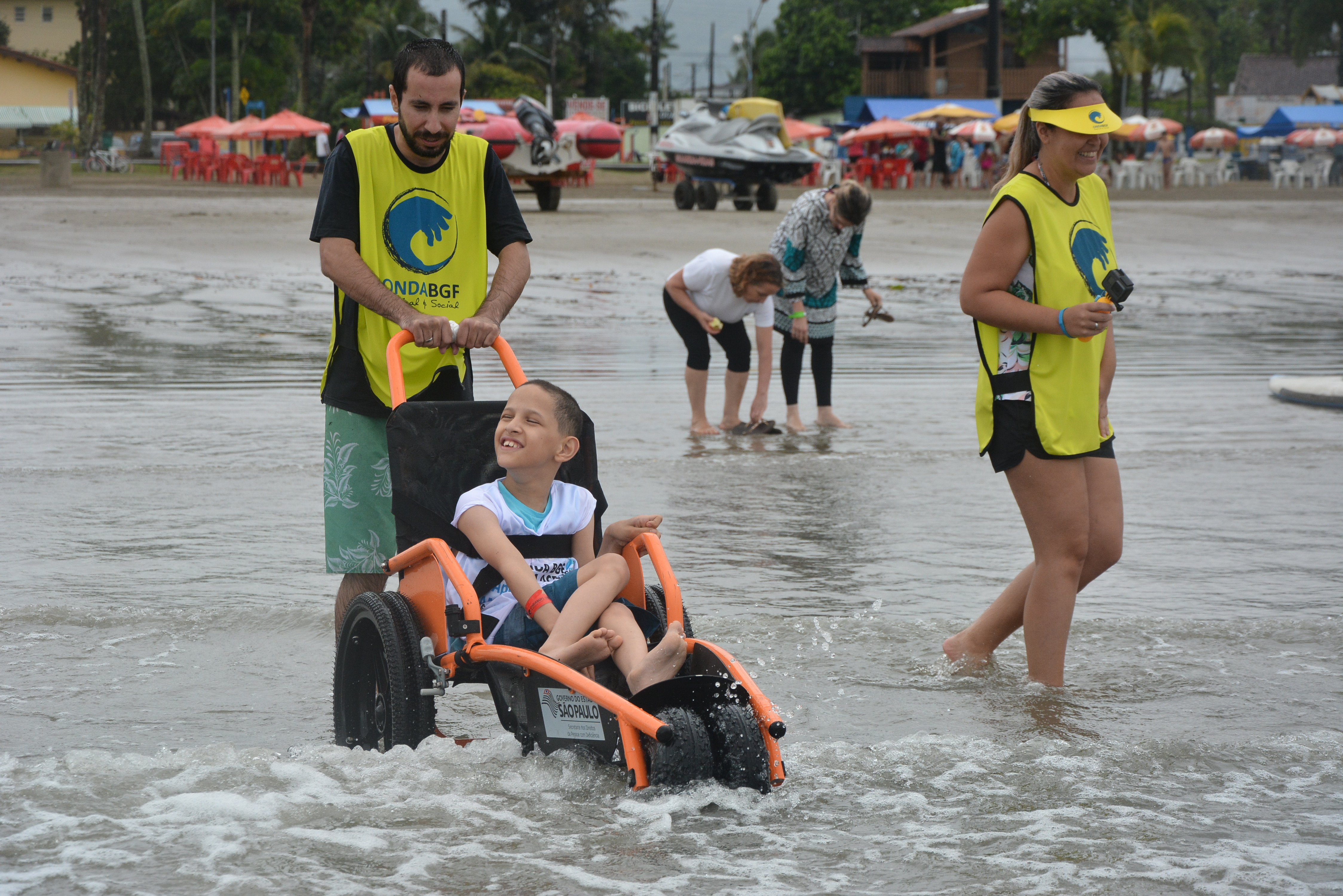 Mais de 300 pessoas participam de esportes adaptados na praia, neste sábado (10), na 16ª Onda BGF
