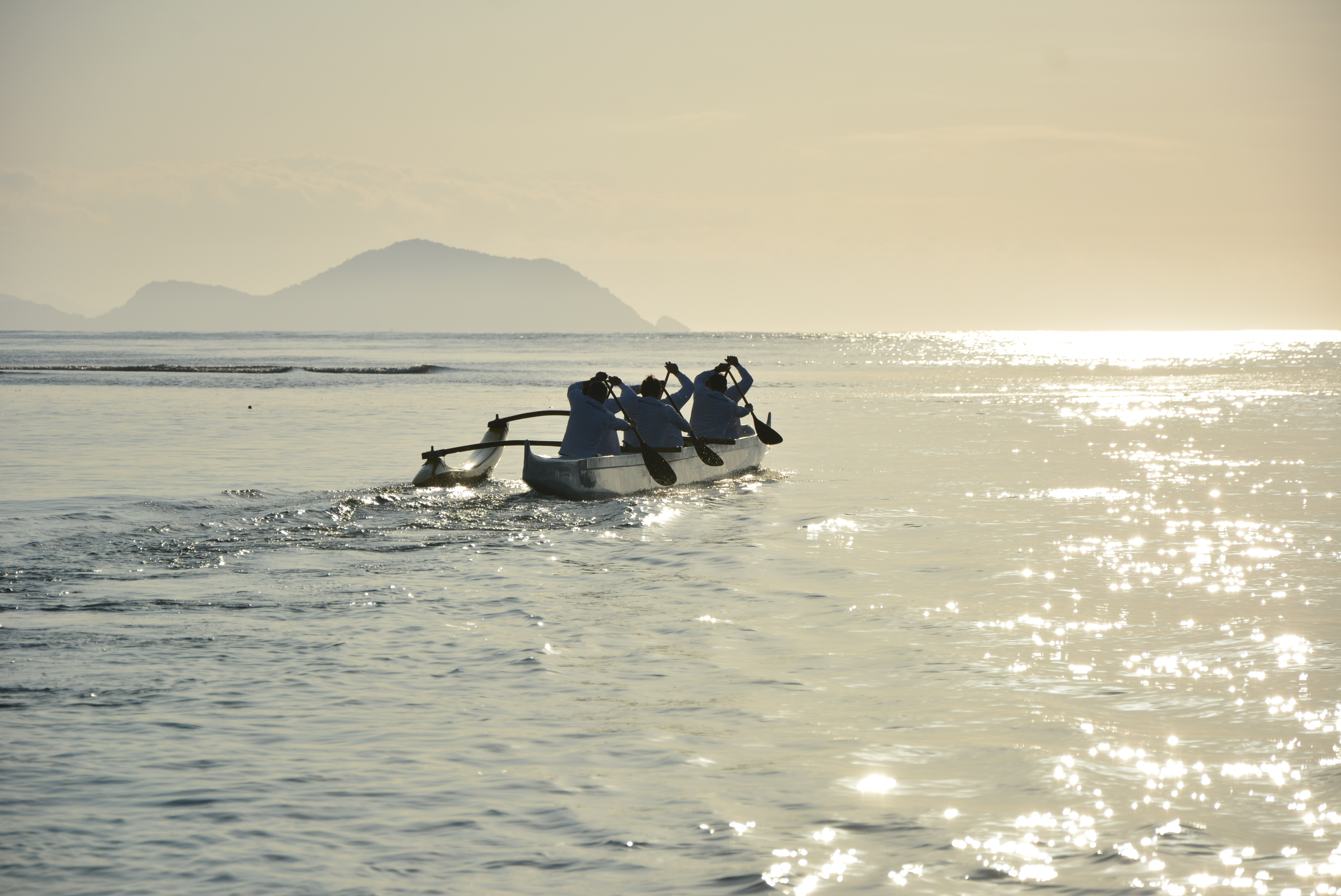 Cidade oferece aulas gratuitas de caiaque e canoa havaiana para crianças