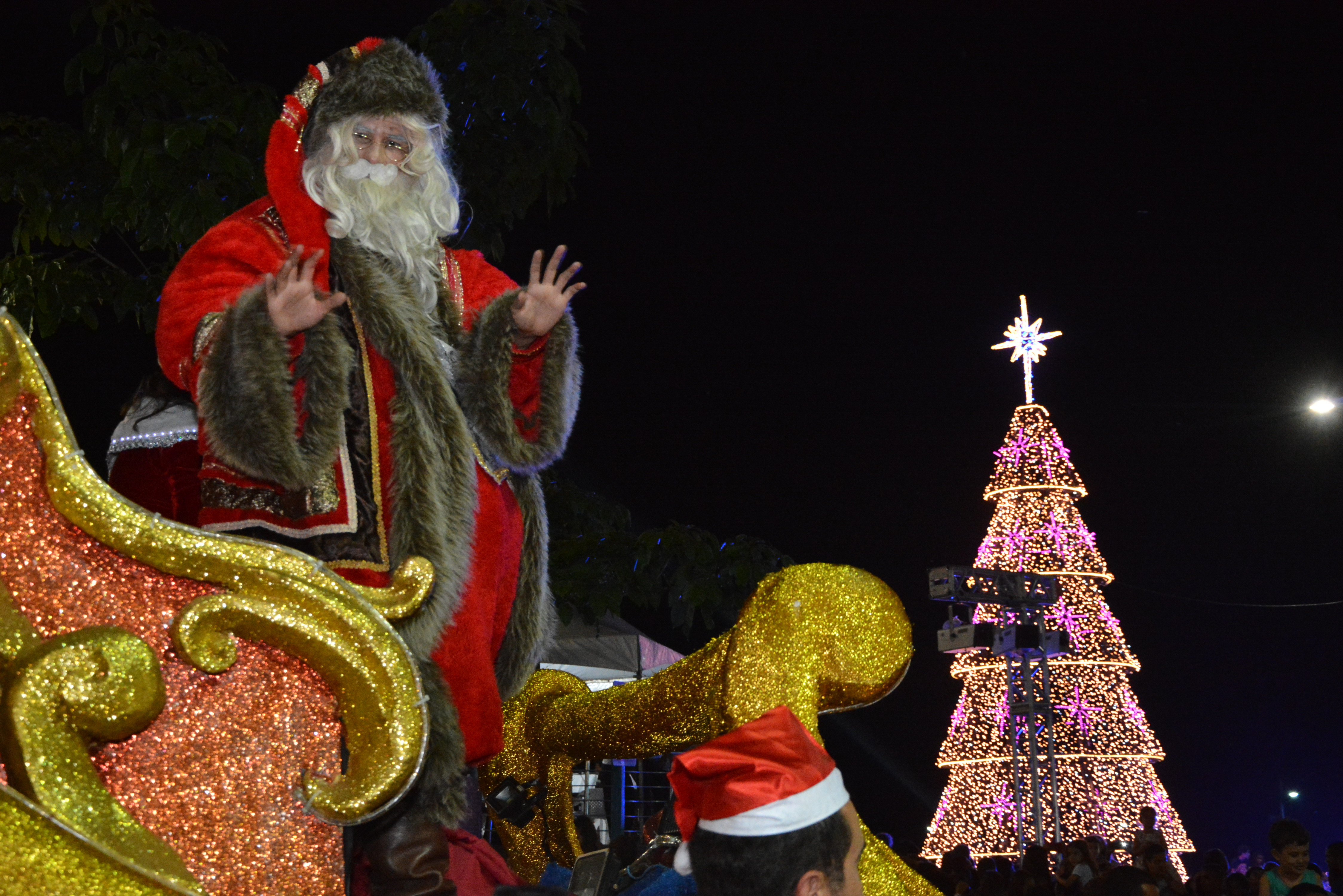 Parada de Natal e espetáculos natalinos encantam Bertioga