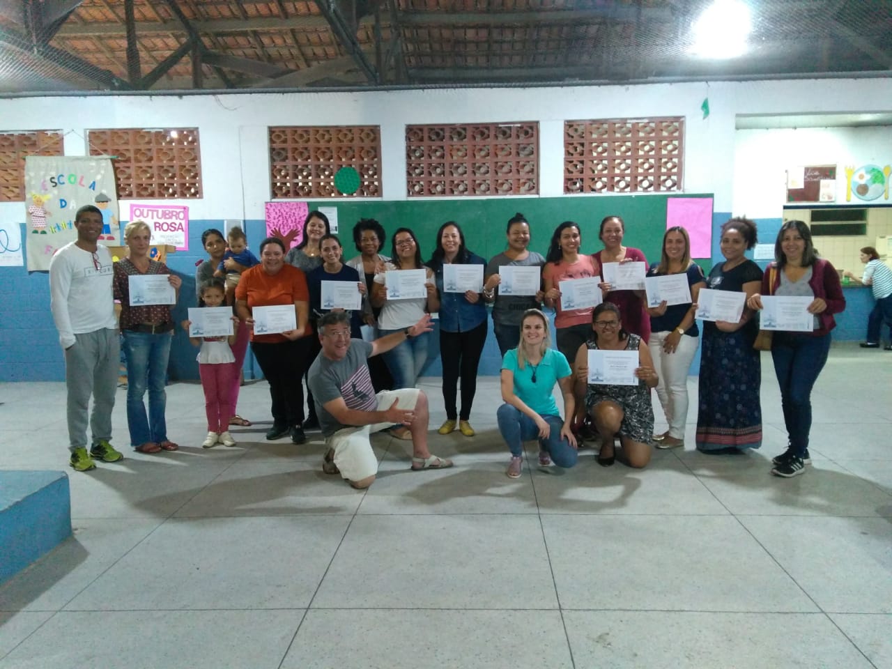 Alunos da oficina cultural “Encenando Histórias” recebem certificados