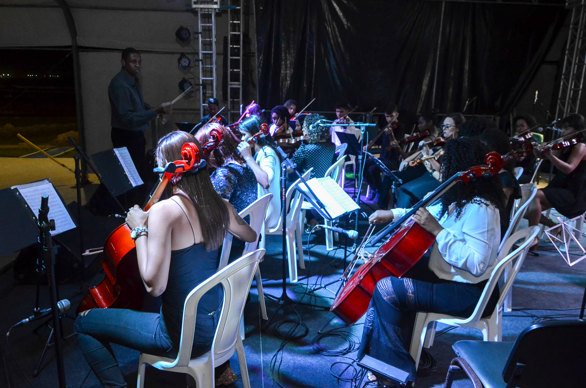 Alunos do curso de música da Prefeitura e orquestra emocionam na Tenda de Eventos