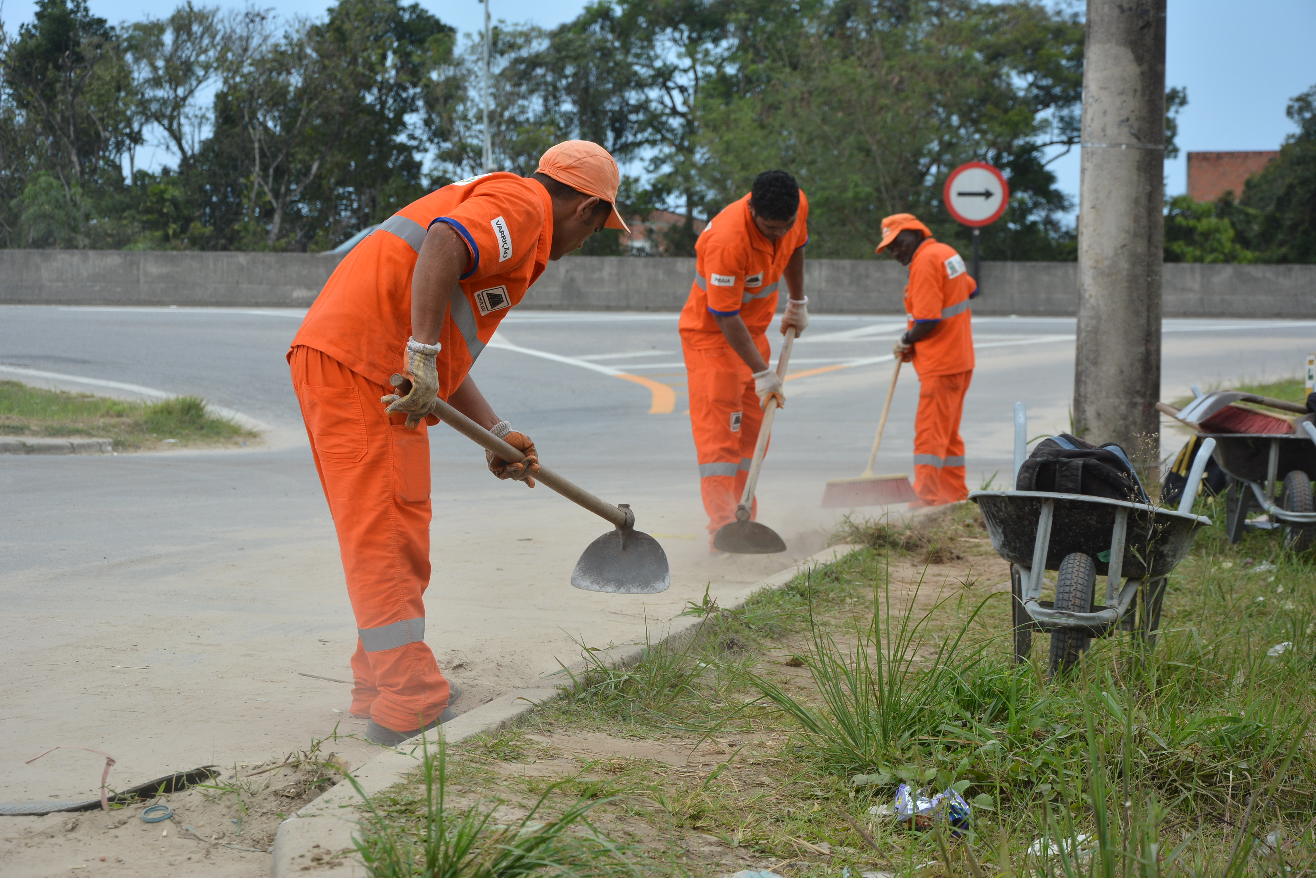 Prefeitura intensifica serviços de limpeza durante a temporada