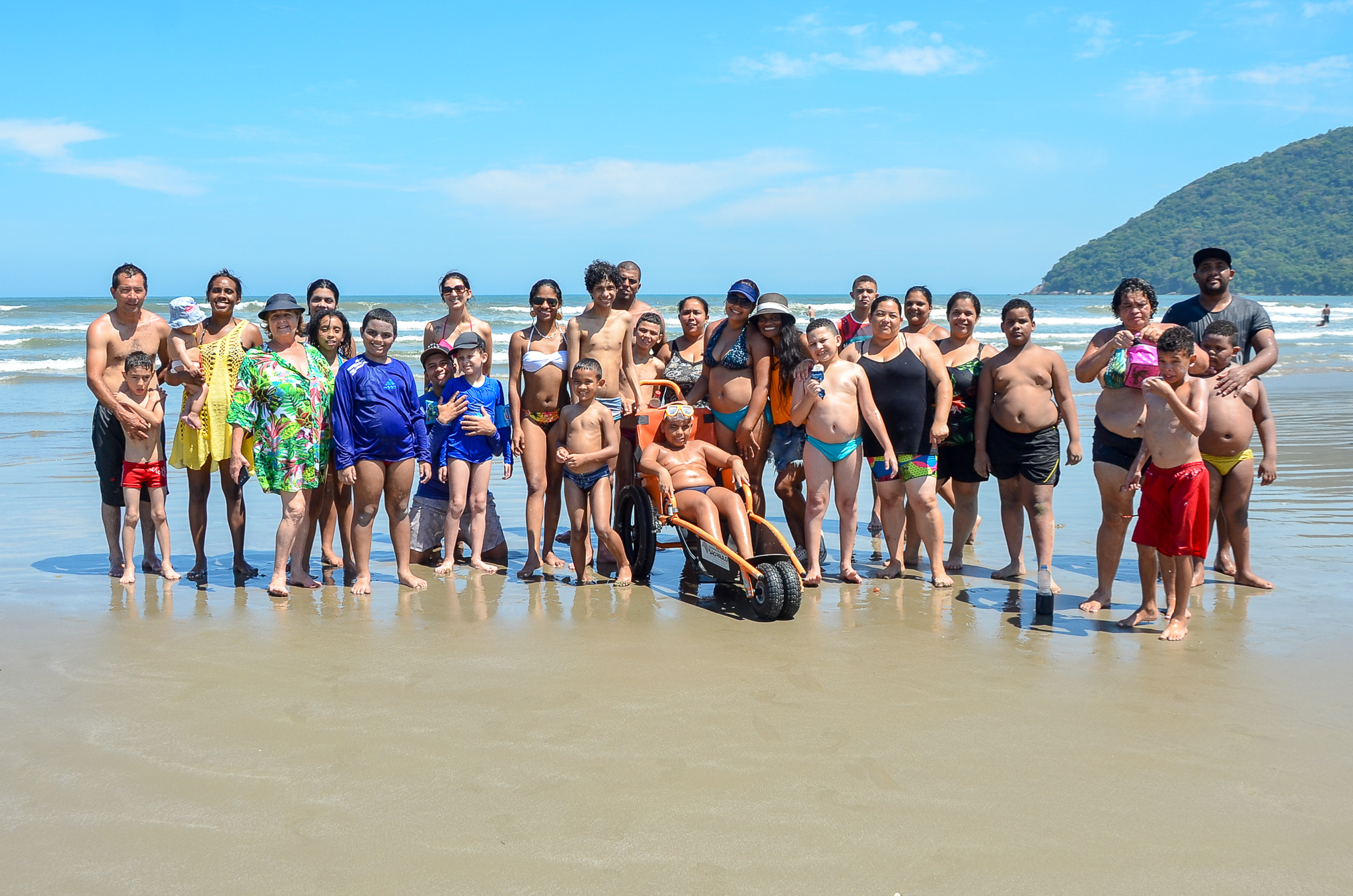 Praia Acessível leva centenas de pessoas com deficiência para aproveitar o mar