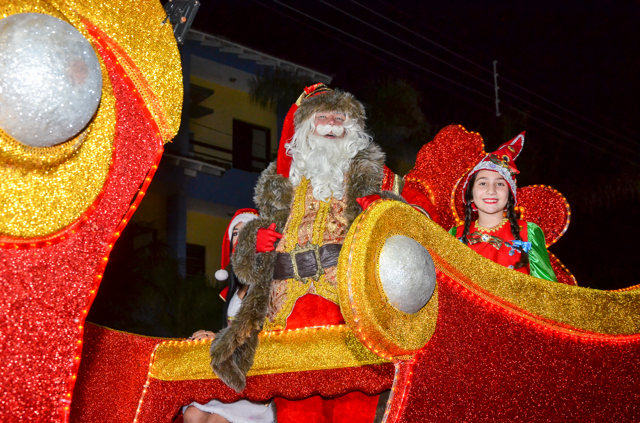 Parada de Natal é sucesso e atrai milhares em Bertioga