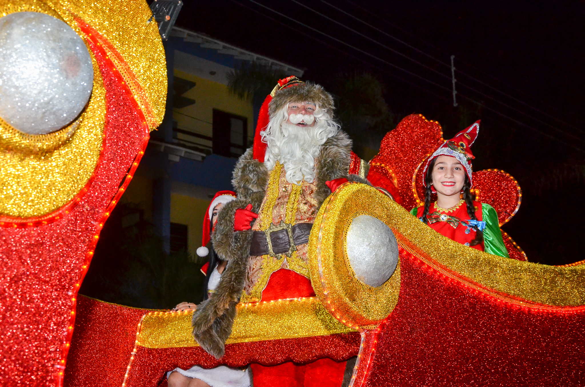 Parada de Natal é sucesso e atrai milhares em Bertioga