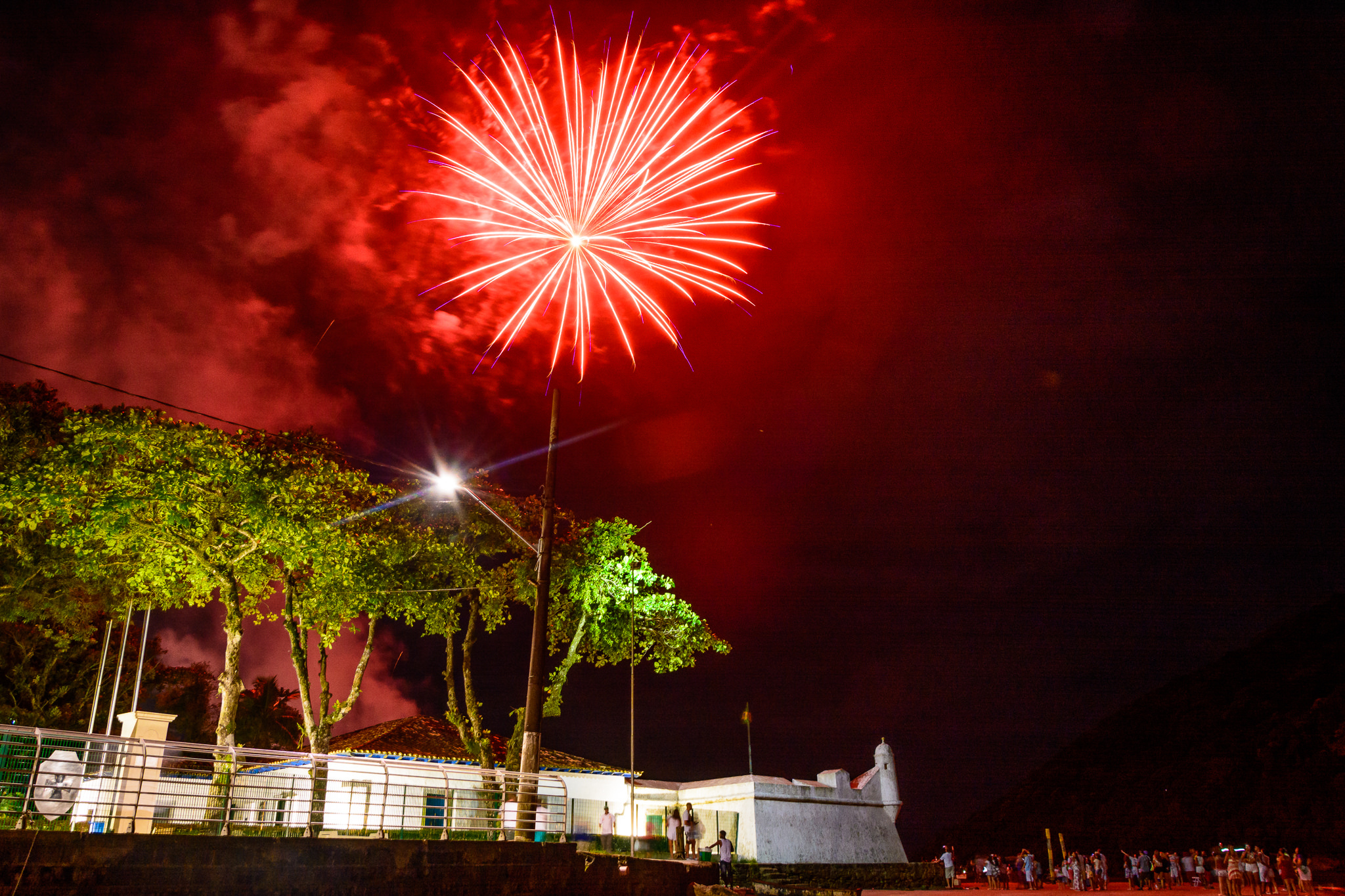 Bertioga tem queima de fogos e show na virada