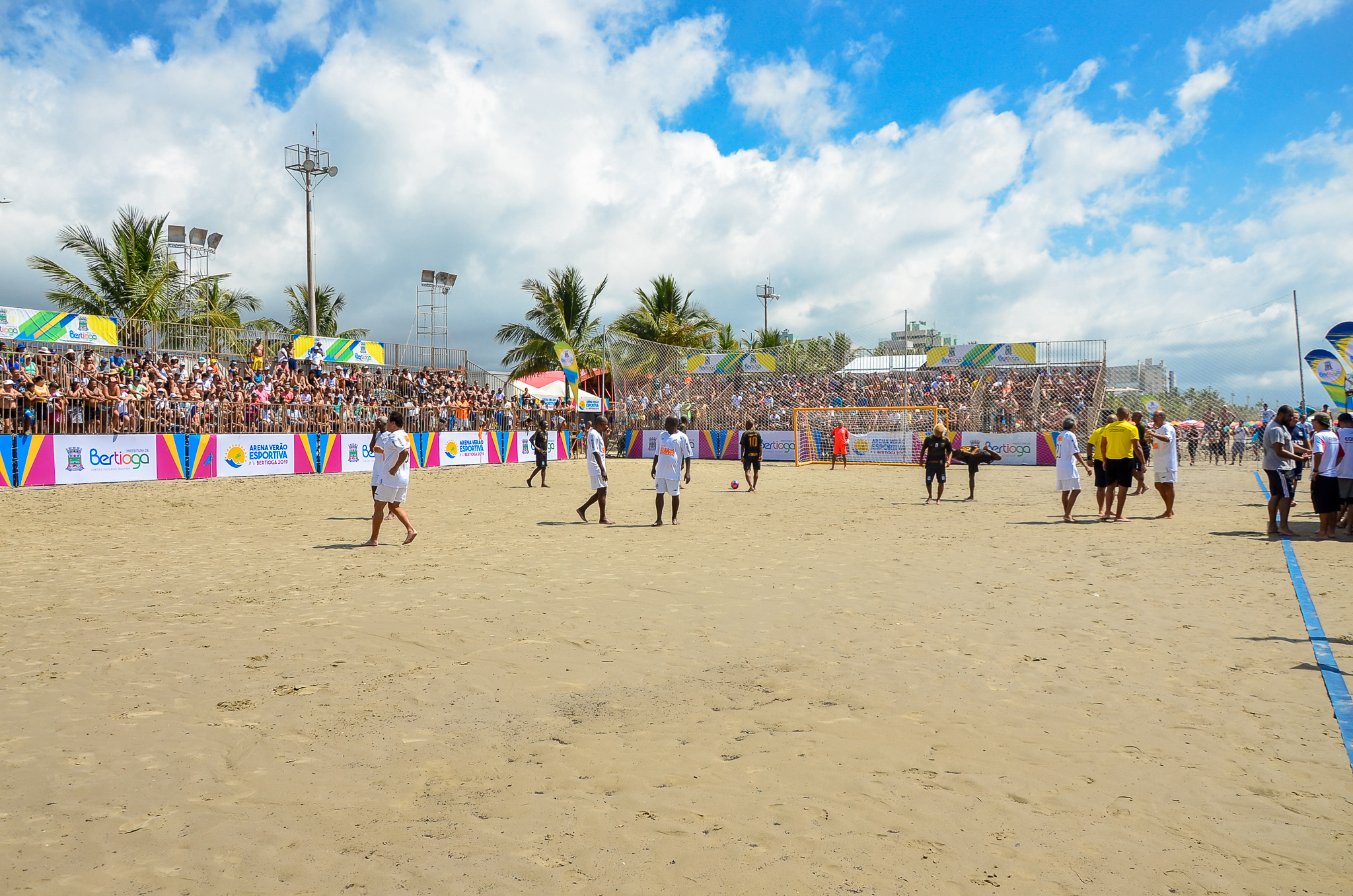 Atores globais disputam partida de futebol em Bertioga