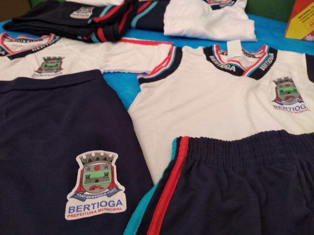 Crianças da Rede Municipal recebem uniformes e kit escolar na primeira semana de aula