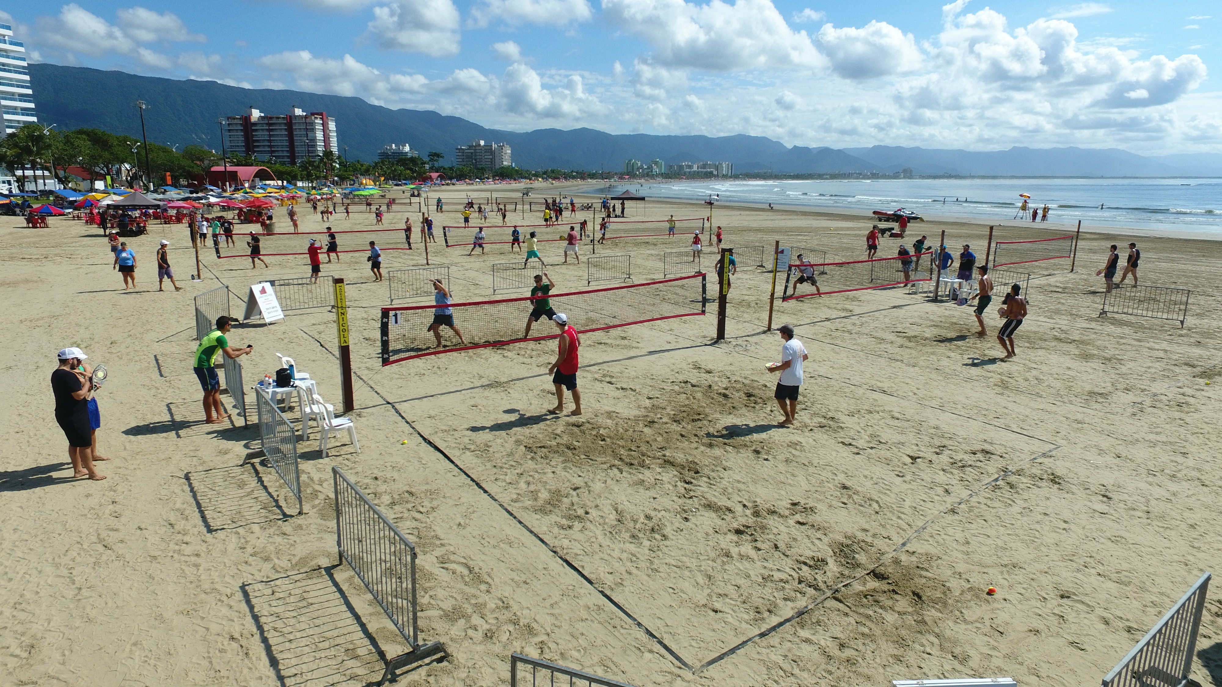 Praia da enseada é palco de competições esportivas