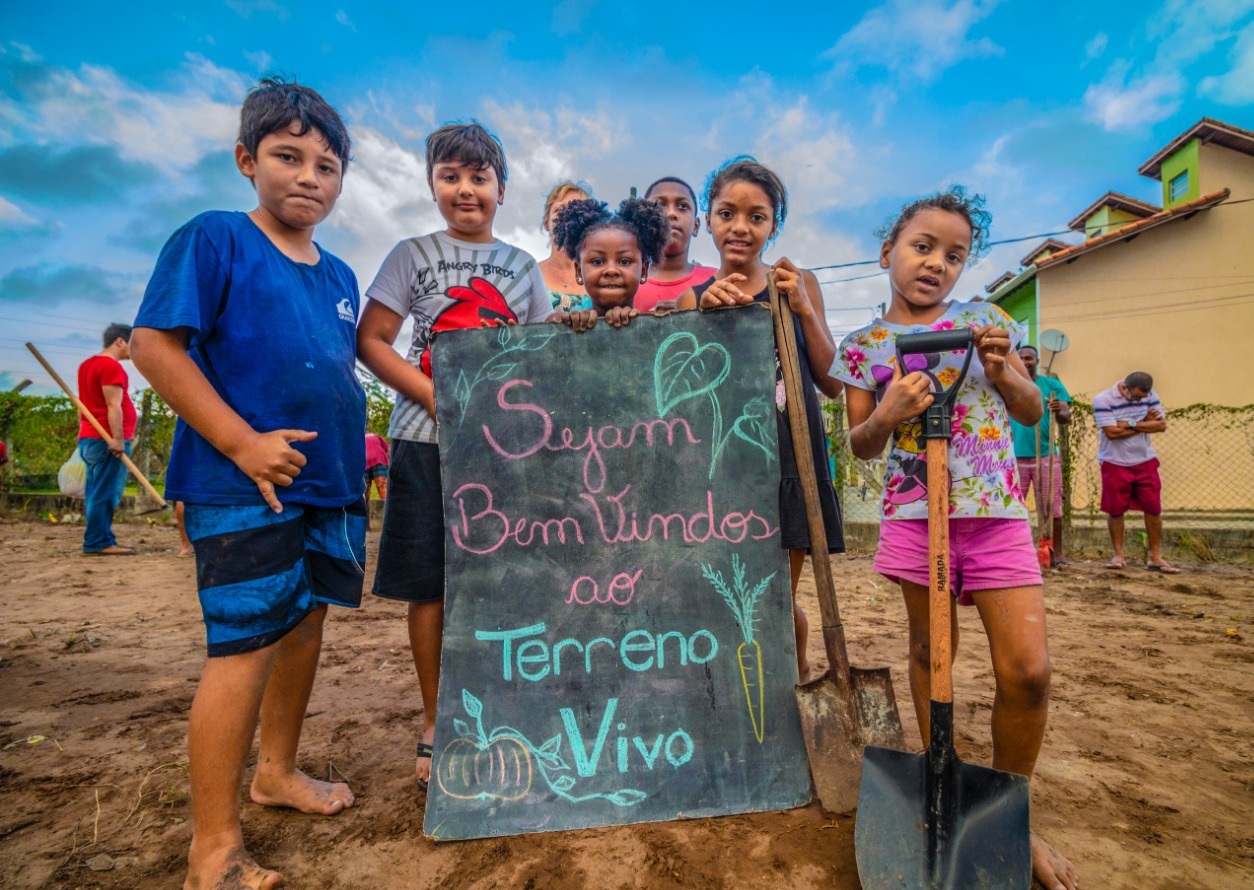 População planta alimentos em horta comunitária neste sábado (16)