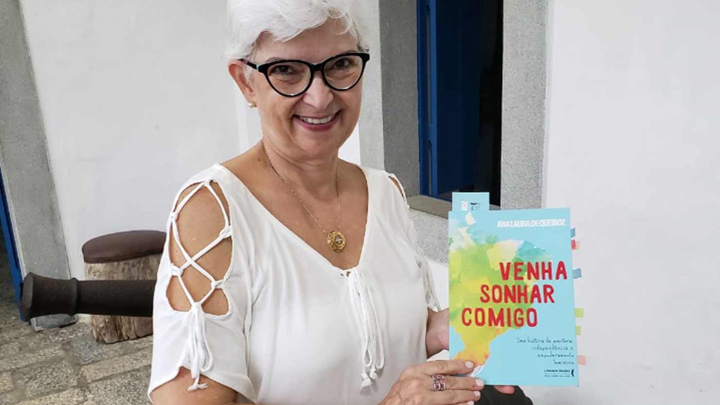 Mulher que vendeu tudo para viajar o Brasil lança livro em Bertioga