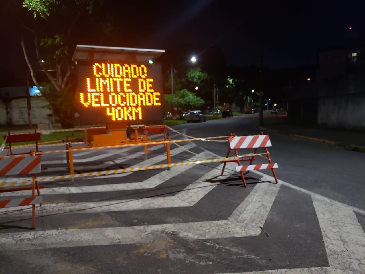 Prefeitura atende população e controla velocidade na rua Manoel Gajo