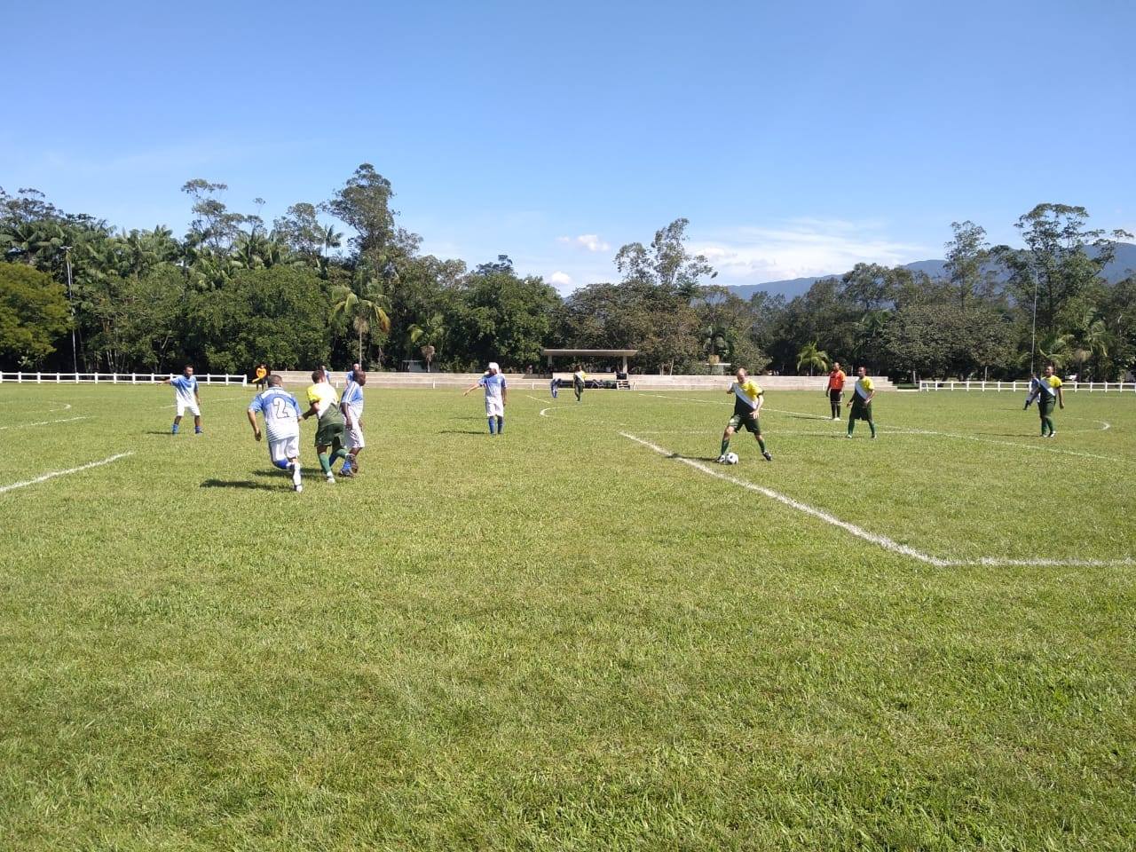 Craques do São Paulo Futebol Clube participam de disputa contra seleção de Bertioga