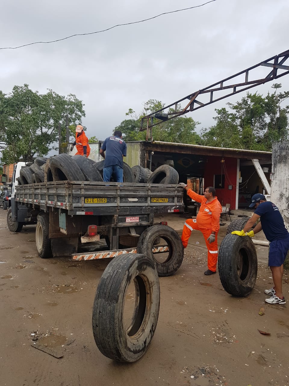 Prefeitura recolhe das ruas quase 3 toneladas de pneus usados em Bertioga