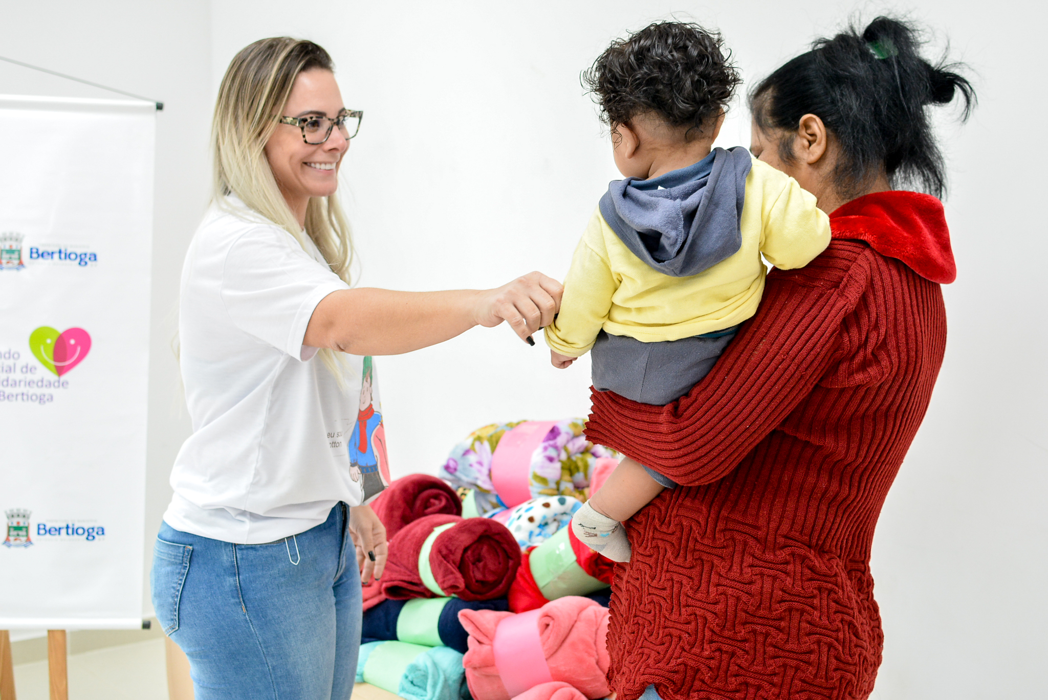 Fundo Social distribui agasalhos e cobertores pelos bairros