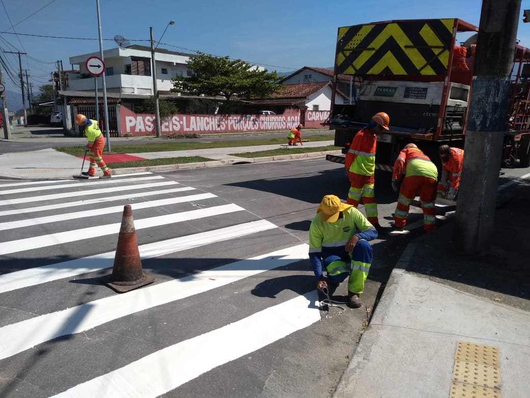 Principal via de acesso ao bairro Vista Linda recebe sinalização