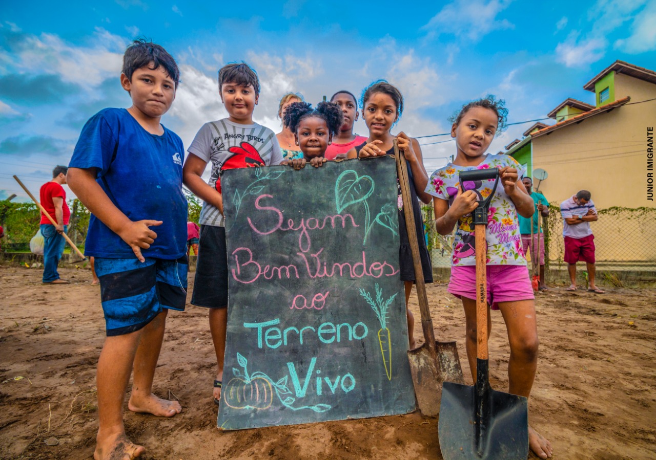 Comunidade participa de horta comunitária no sábado (14)