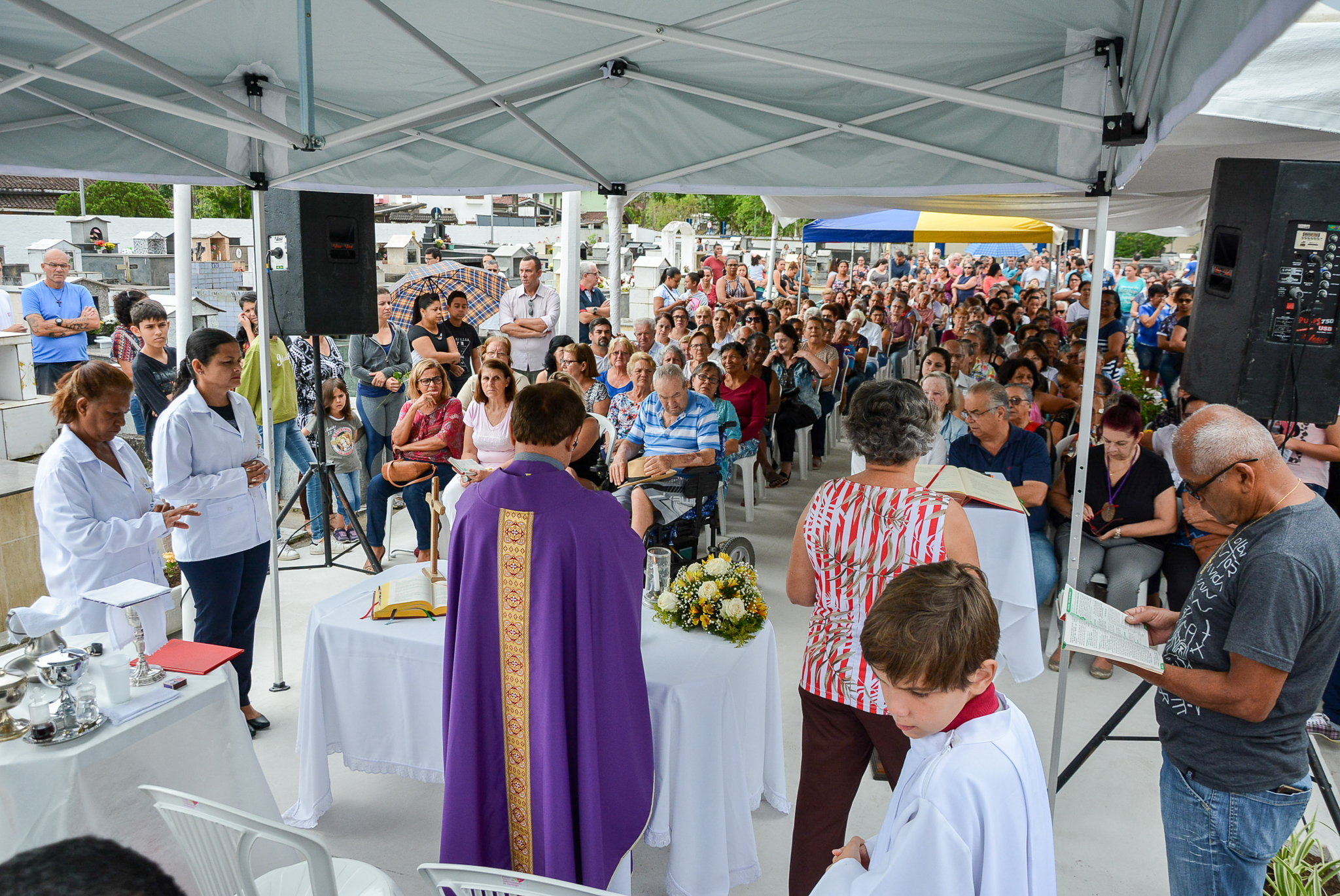 Cemitério recebe programação religiosa no Dia de Finados