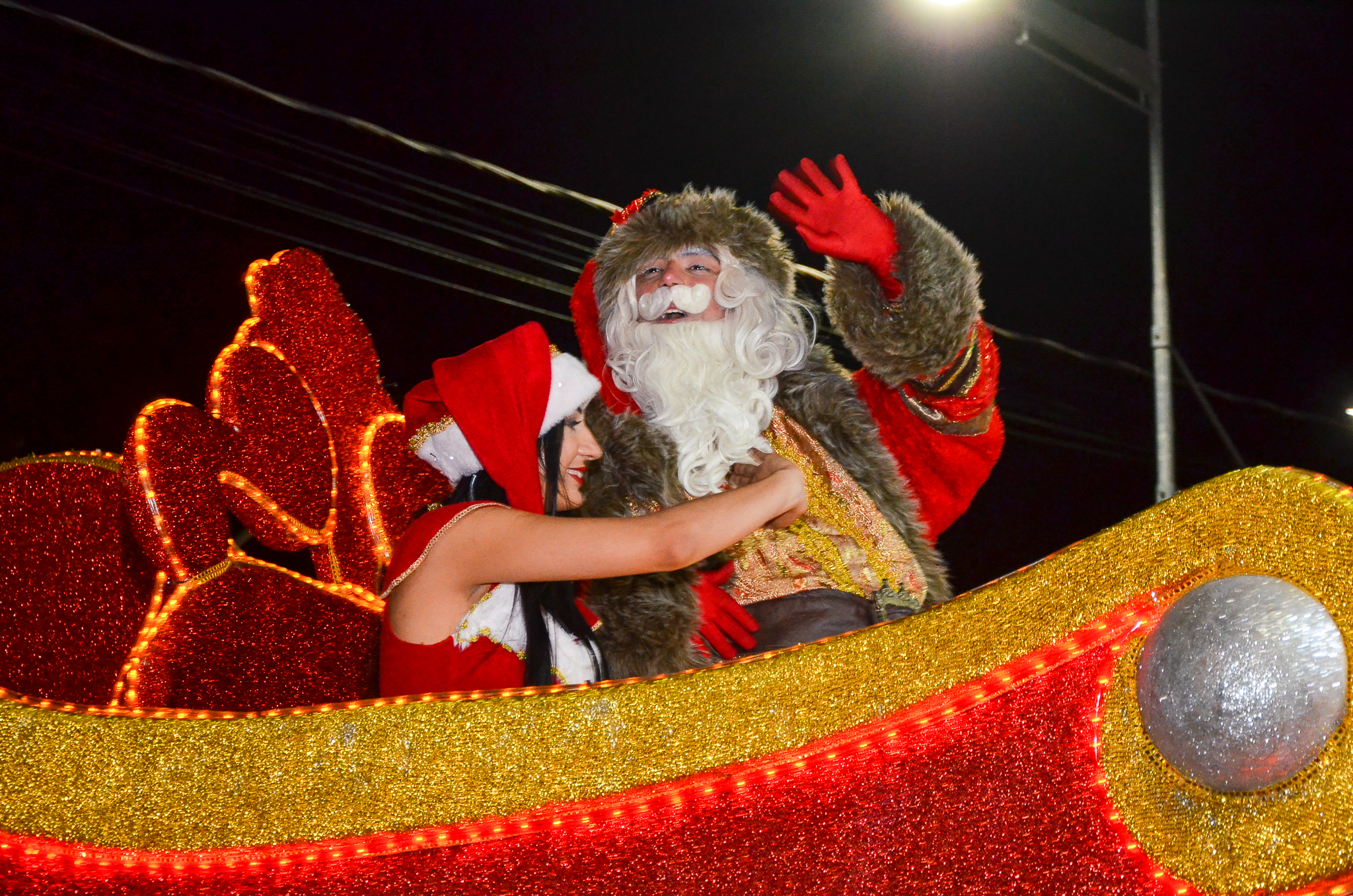 3ª Parada de Natal de Bertioga enche a avenida de luz e magia