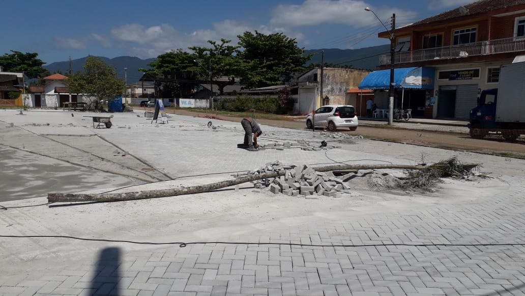 Obras de revitalização de praças do Centro, Maitinga e Rio da Praia avançam