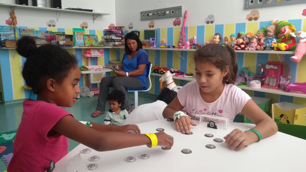 Pacientes mirins do Hospital Bertioga têm tarde descontraída na brinquedoteca