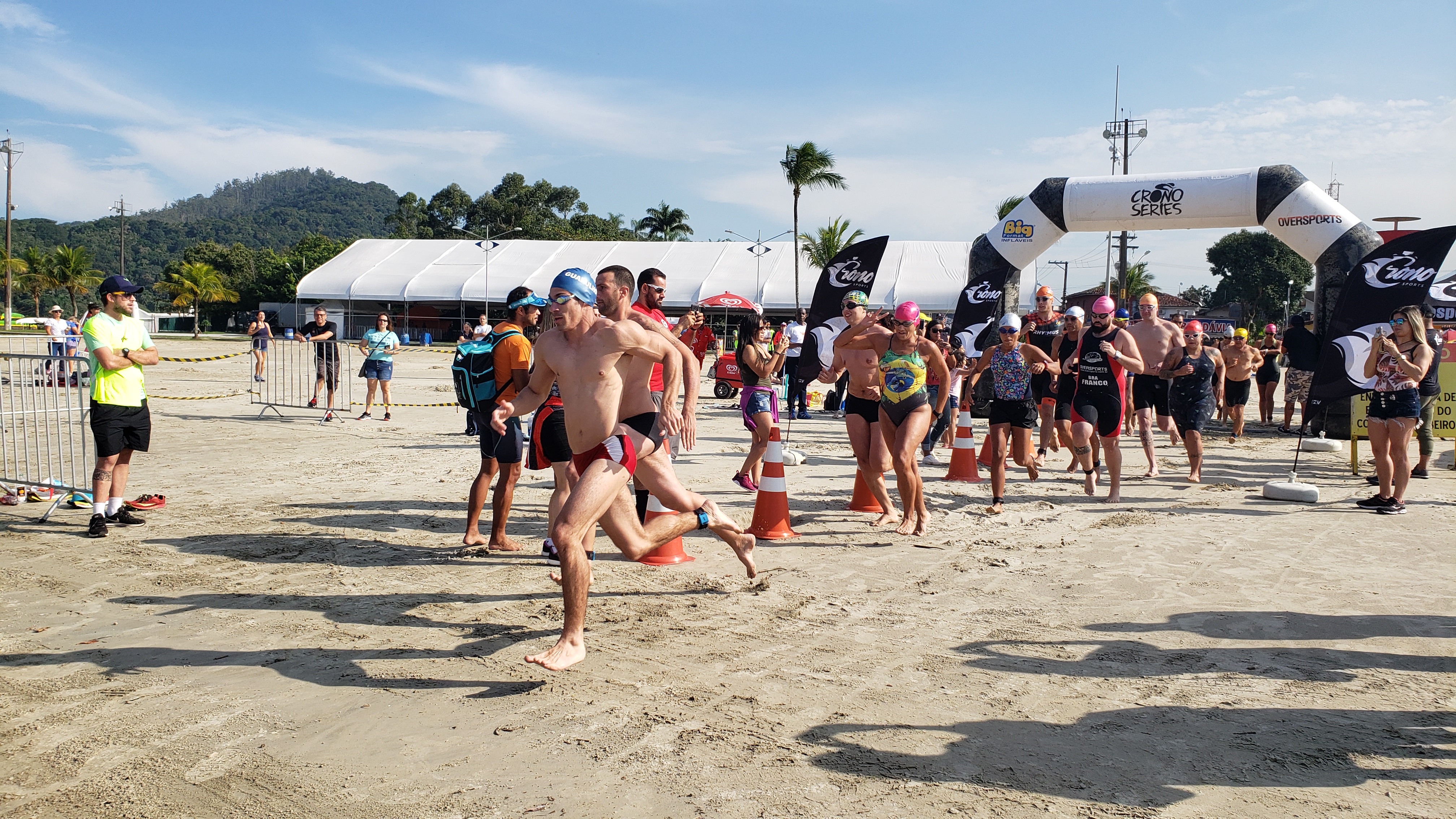 Provas de Aquathlon e Triathlon movimentam a Praia da Enseada neste final de semana