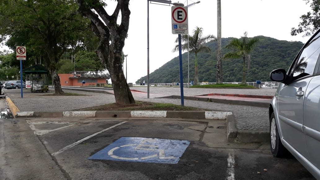 Gestantes e pessoas com crianças de colo têm direito à vaga de estacionamento especial